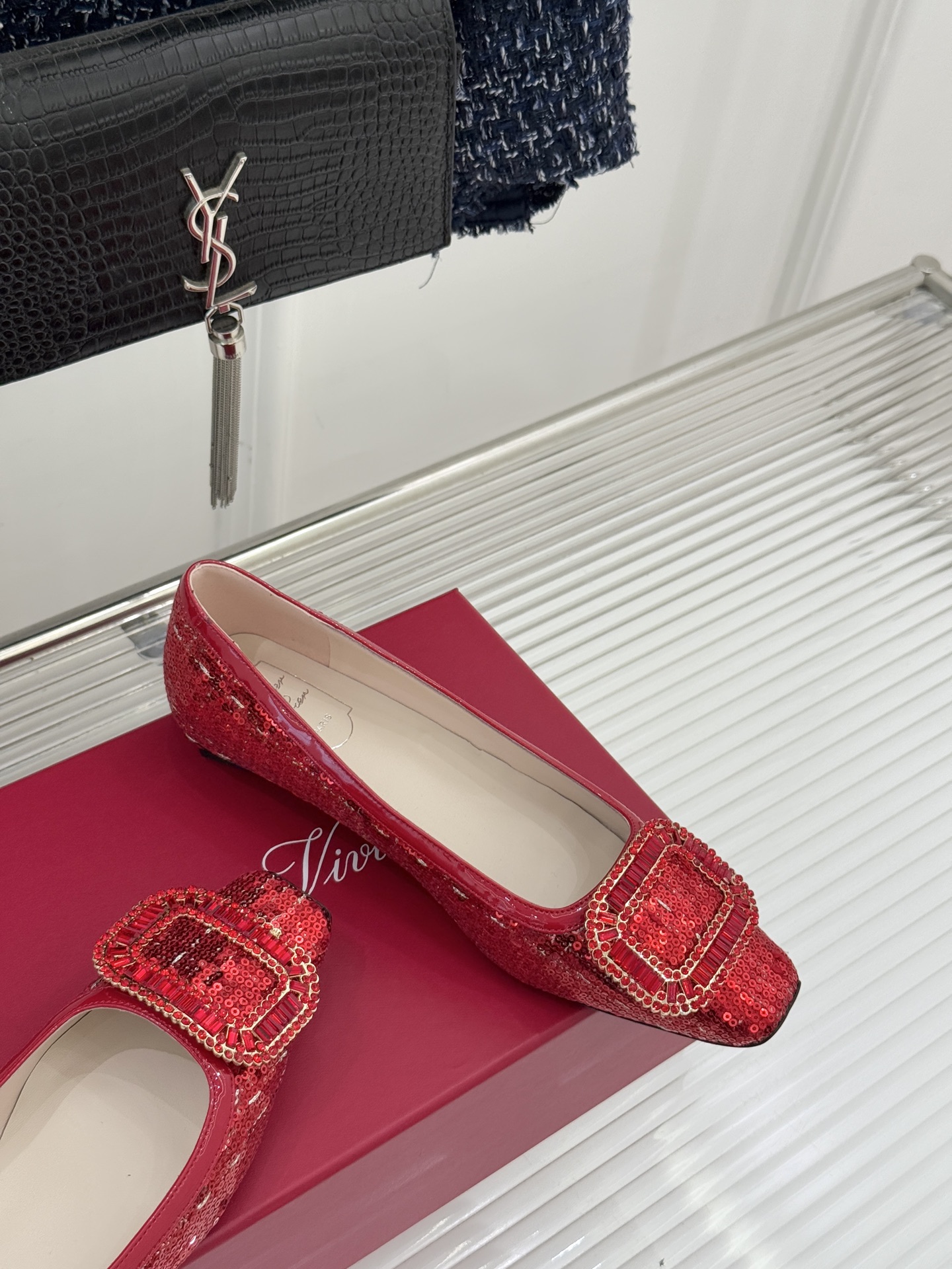 Roger Vivier｜RV经典水钻大方扣粗跟单鞋经典水钻方扣设计自带高光滤镜✨ 方头+粗跟 优雅又好