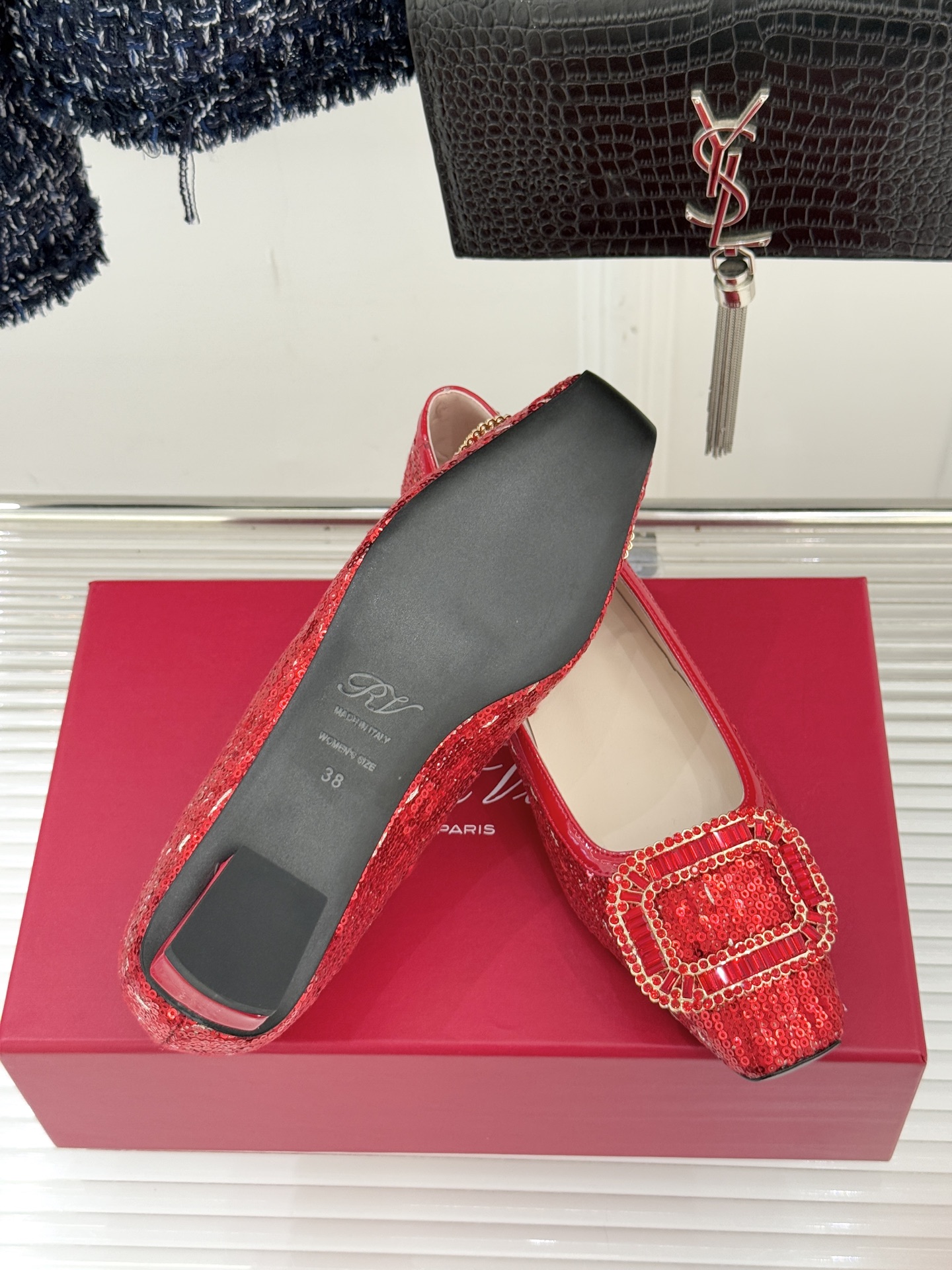 Roger Vivier｜RV经典水钻大方扣粗跟单鞋经典水钻方扣设计自带高光滤镜✨ 方头+粗跟 优雅又好