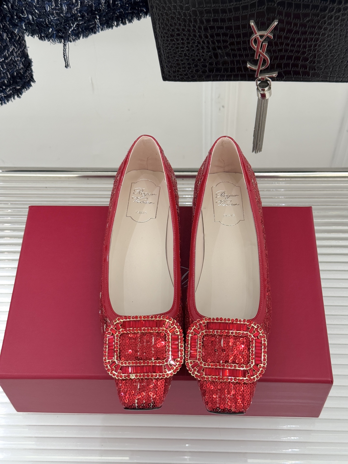 Roger Vivier｜RV经典水钻大方扣粗跟单鞋经典水钻方扣设计自带高光滤镜✨ 方头+粗跟 优雅又好
