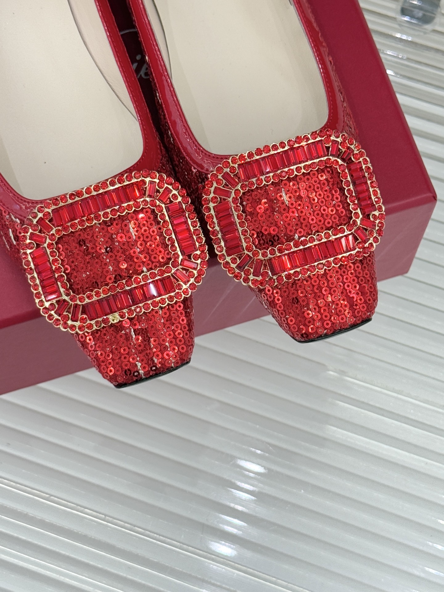 Roger Vivier｜RV经典水钻大方扣粗跟单鞋经典水钻方扣设计自带高光滤镜✨ 方头+粗跟 优雅又好