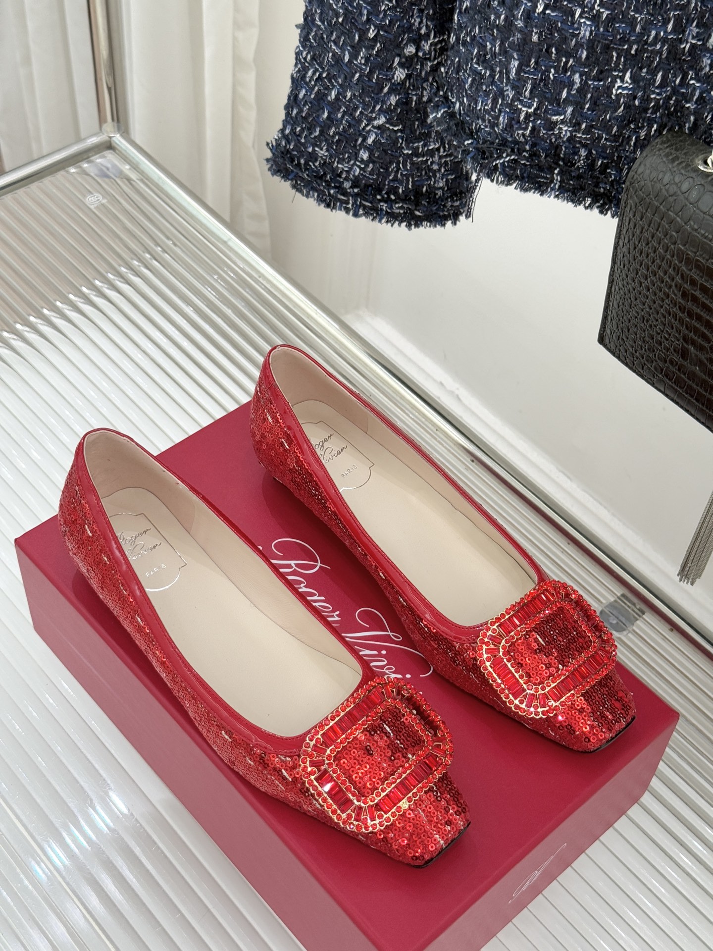 Roger Vivier｜RV经典水钻大方扣粗跟单鞋经典水钻方扣设计自带高光滤镜✨ 方头+粗跟 优雅又好