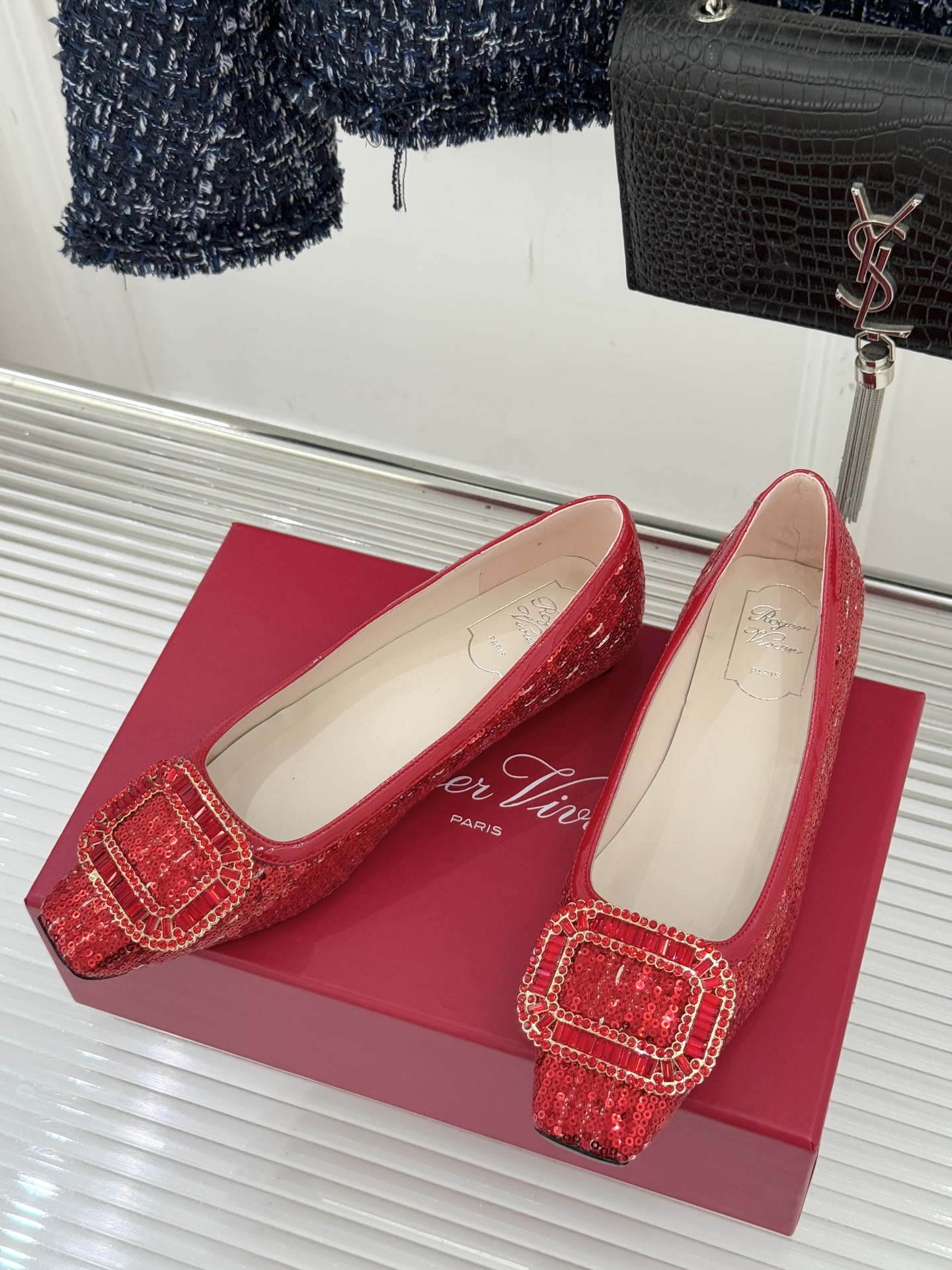 Roger Vivier｜RV经典水钻大方扣粗跟单鞋经典水钻方扣设计自带高光滤镜✨ 方头+粗跟 优雅又好