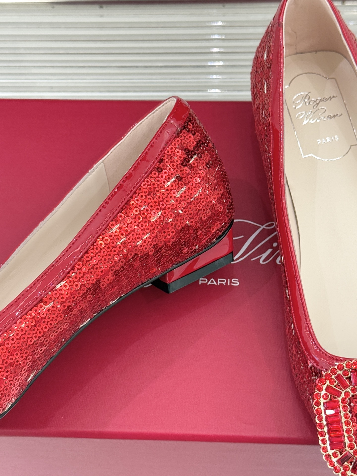 Roger Vivier｜RV经典水钻大方扣粗跟单鞋经典水钻方扣设计自带高光滤镜✨ 方头+粗跟 优雅又好