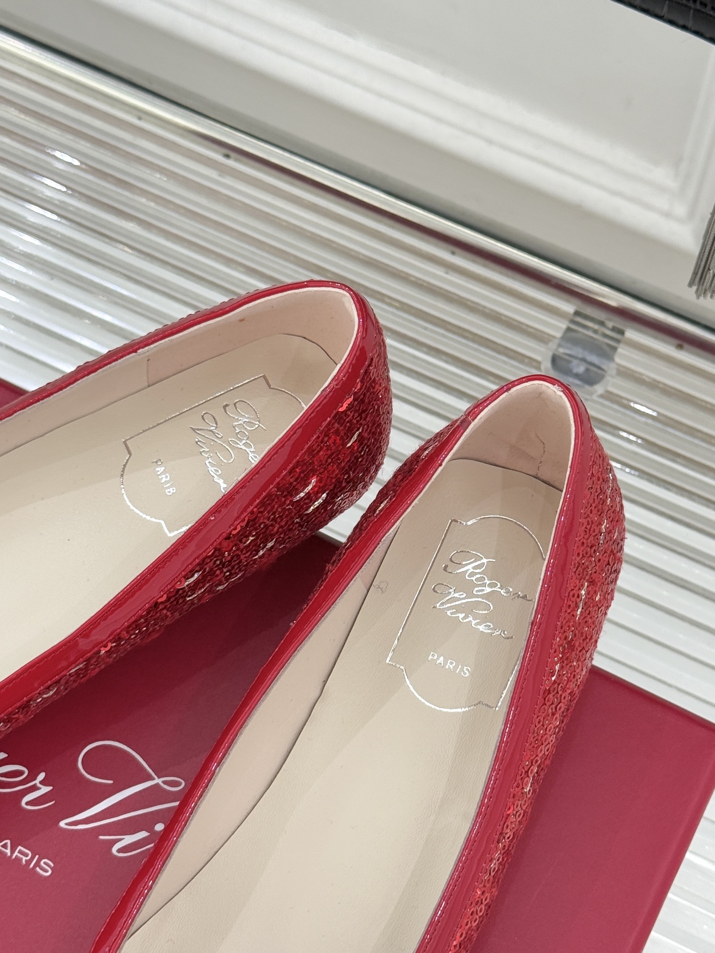 Roger Vivier｜RV经典水钻大方扣粗跟单鞋经典水钻方扣设计自带高光滤镜✨ 方头+粗跟 优雅又好