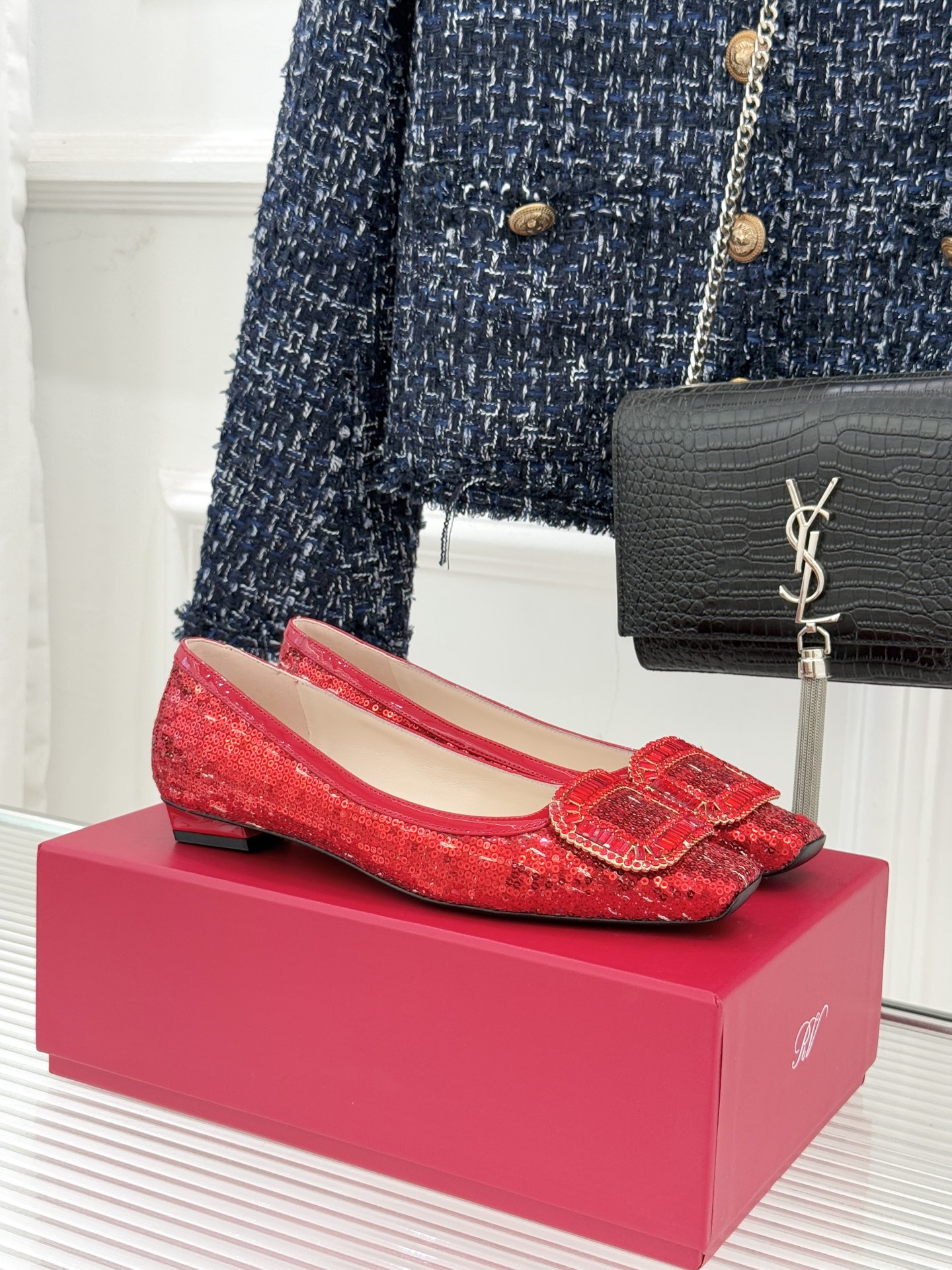 Roger Vivier｜RV经典水钻大方扣粗跟单鞋经典水钻方扣设计自带高光滤镜✨ 方头+粗跟 优雅又好