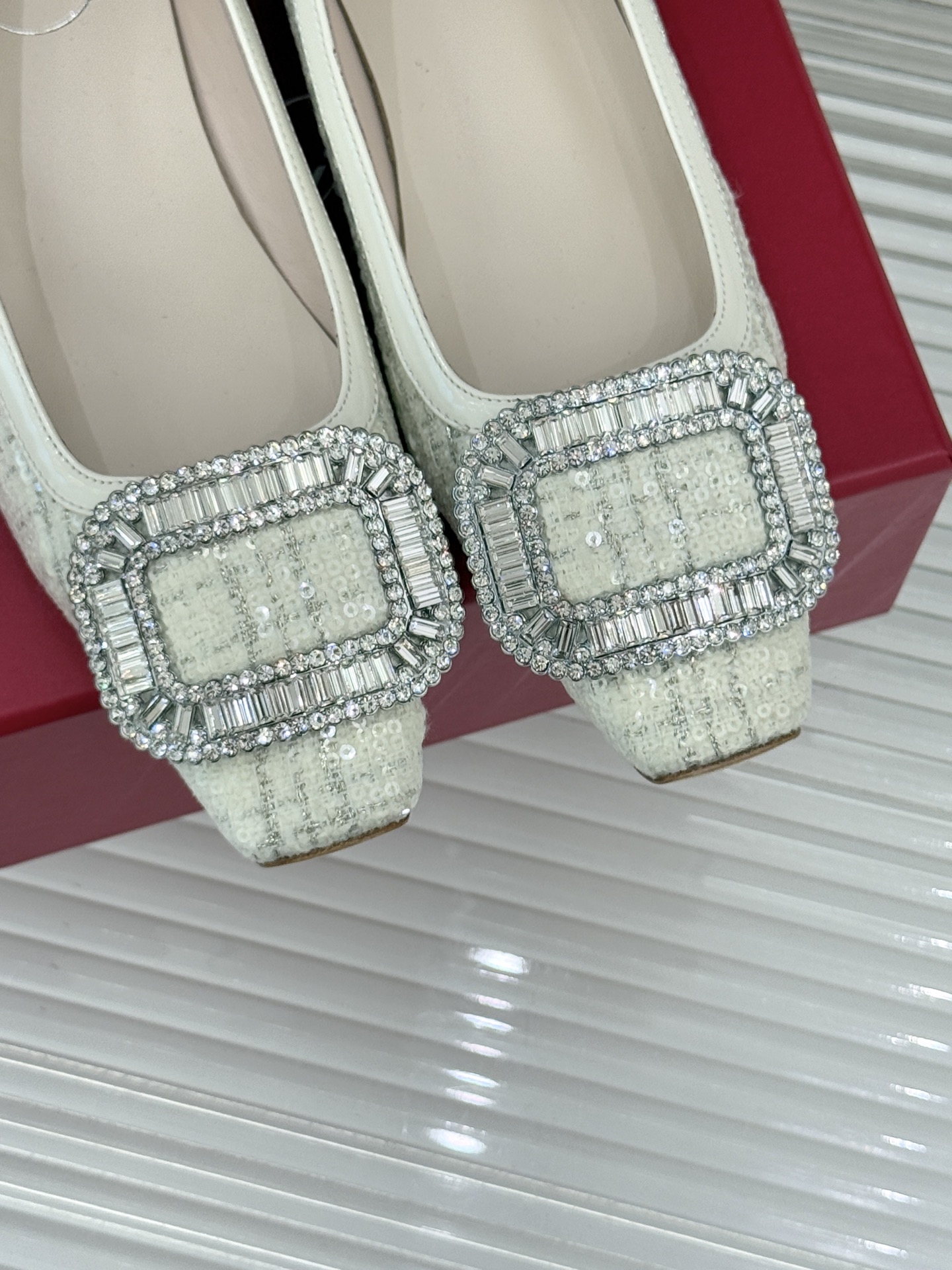 Roger Vivier｜RV经典水钻大方扣粗跟单鞋经典水钻方扣设计自带高光滤镜✨ 方头+粗跟 优雅又好