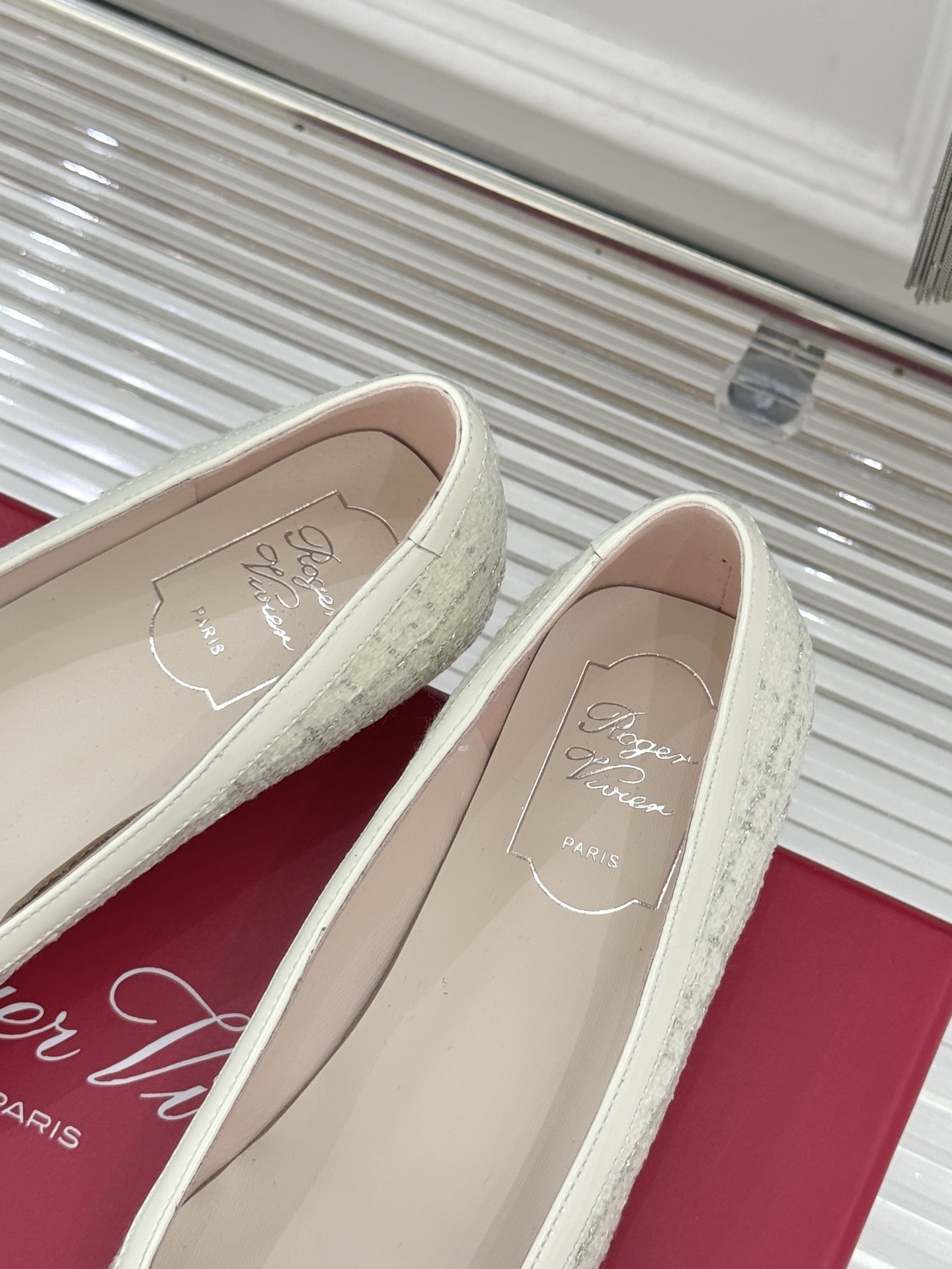 Roger Vivier｜RV经典水钻大方扣粗跟单鞋经典水钻方扣设计自带高光滤镜✨ 方头+粗跟 优雅又好