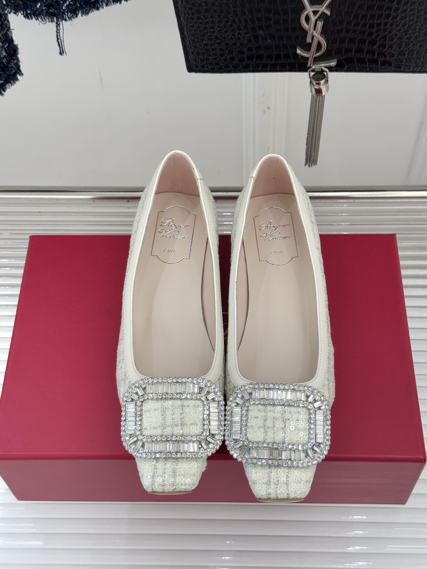 Roger Vivier｜RV经典水钻大方扣粗跟单鞋经典水钻方扣设计自带高光滤镜✨ 方头+粗跟 优雅又好