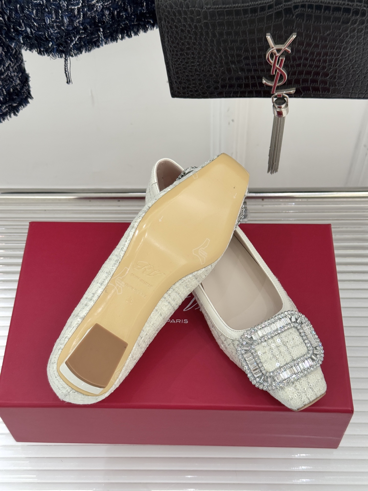 Roger Vivier｜RV经典水钻大方扣粗跟单鞋经典水钻方扣设计自带高光滤镜✨ 方头+粗跟 优雅又好