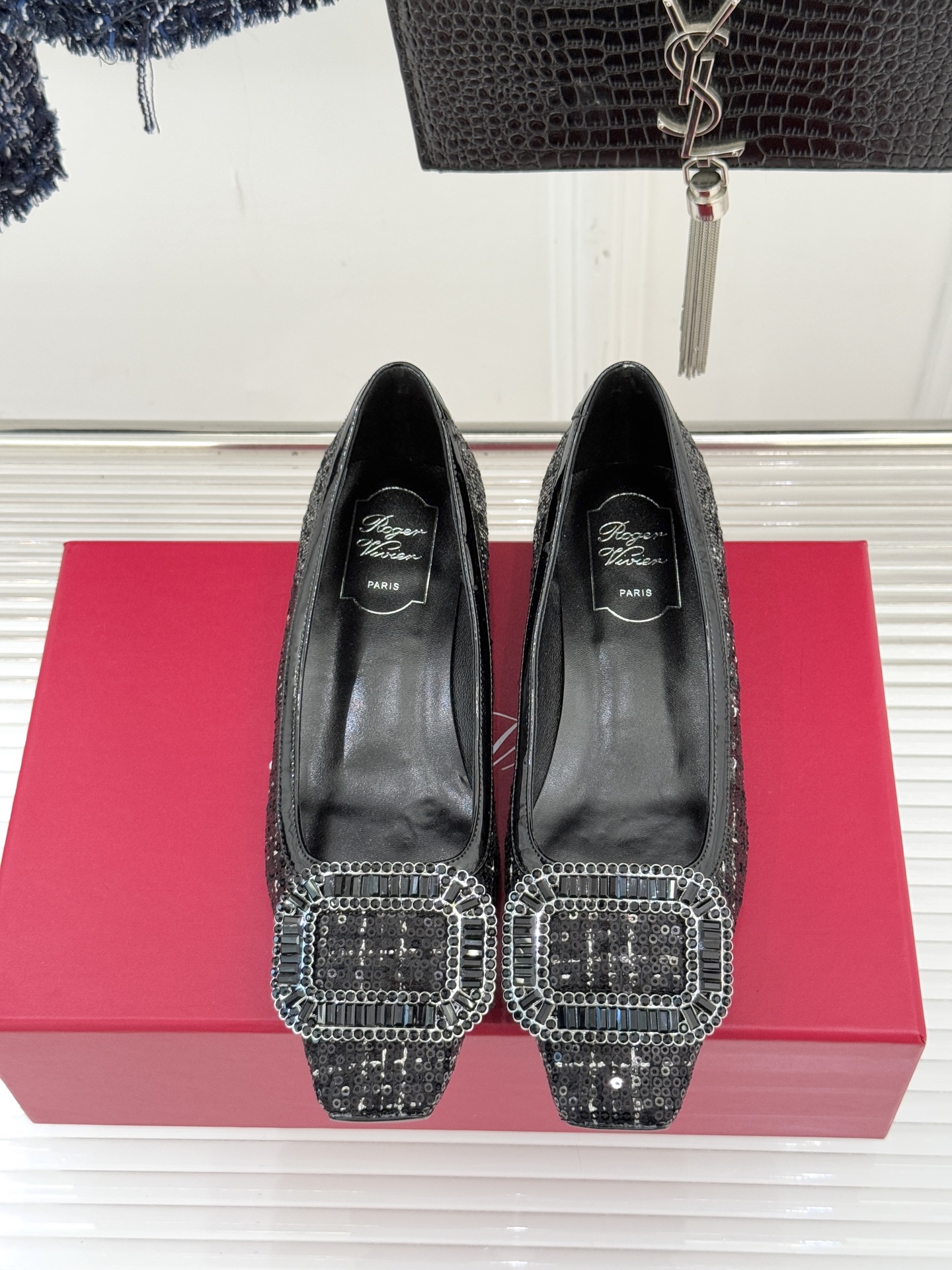 Roger Vivier｜RV经典水钻大方扣粗跟单鞋经典水钻方扣设计自带高光滤镜✨ 方头+粗跟 优雅又好