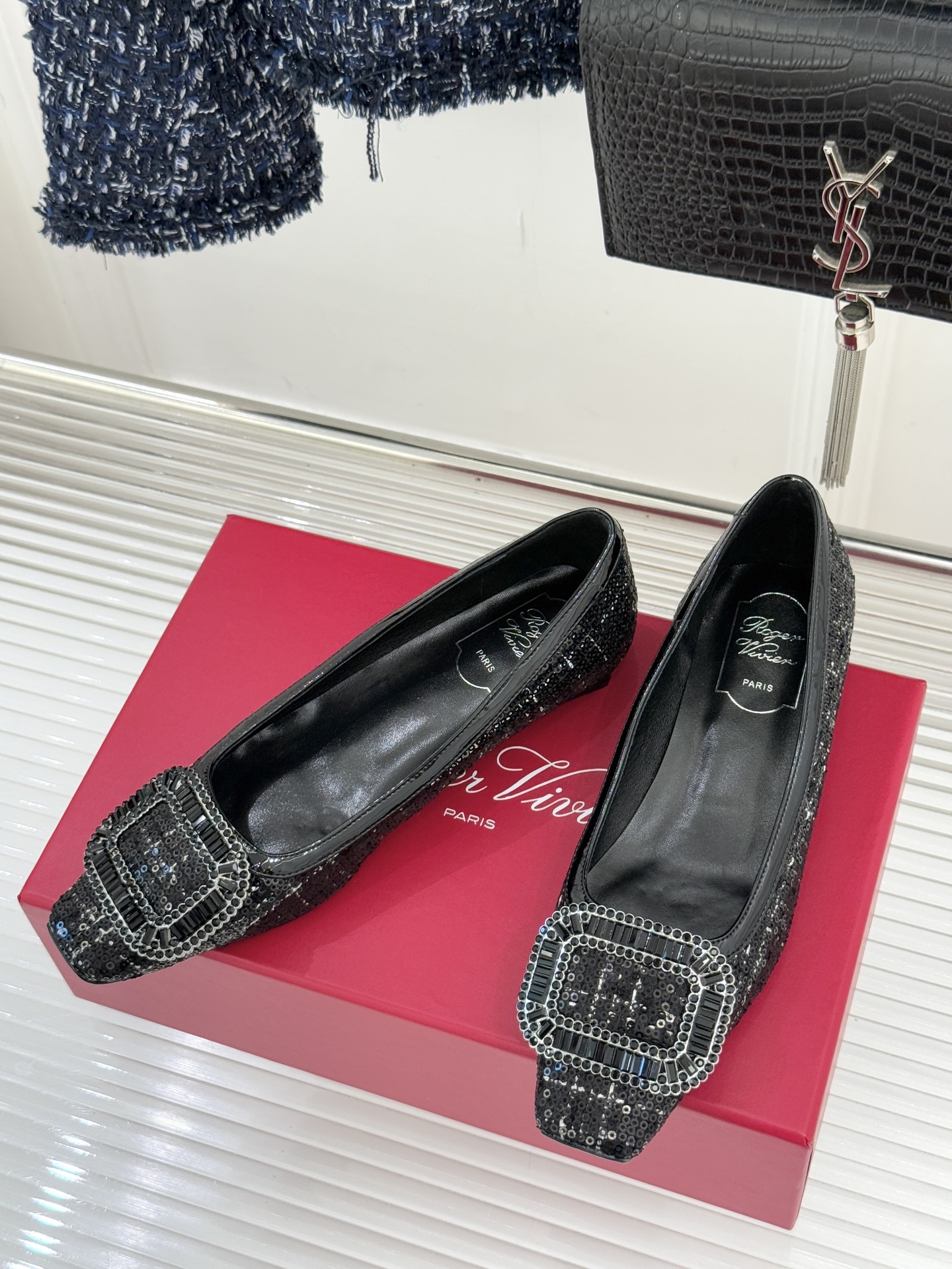 Roger Vivier｜RV经典水钻大方扣粗跟单鞋经典水钻方扣设计自带高光滤镜✨ 方头+粗跟 优雅又好
