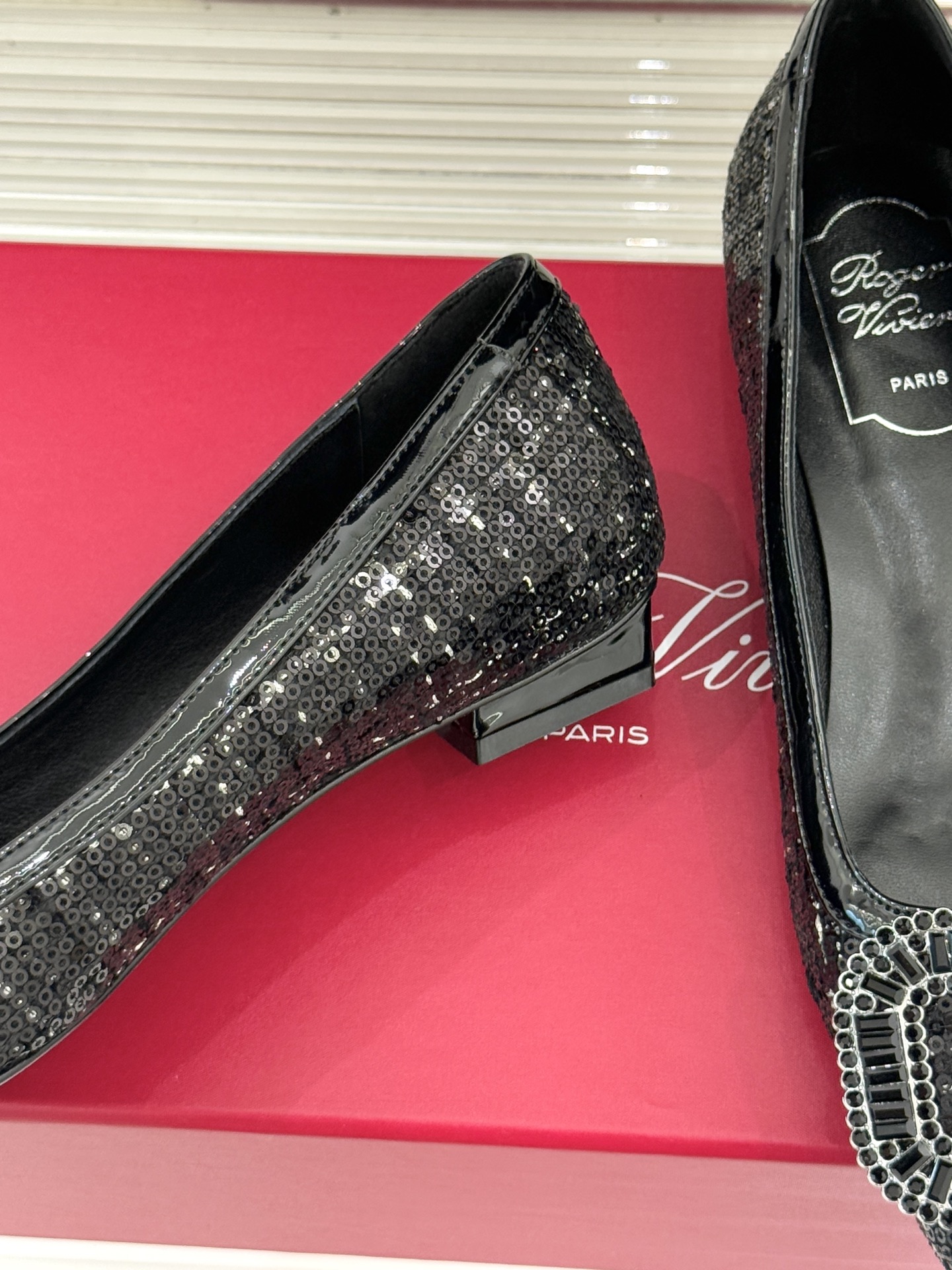 Roger Vivier｜RV经典水钻大方扣粗跟单鞋经典水钻方扣设计自带高光滤镜✨ 方头+粗跟 优雅又好
