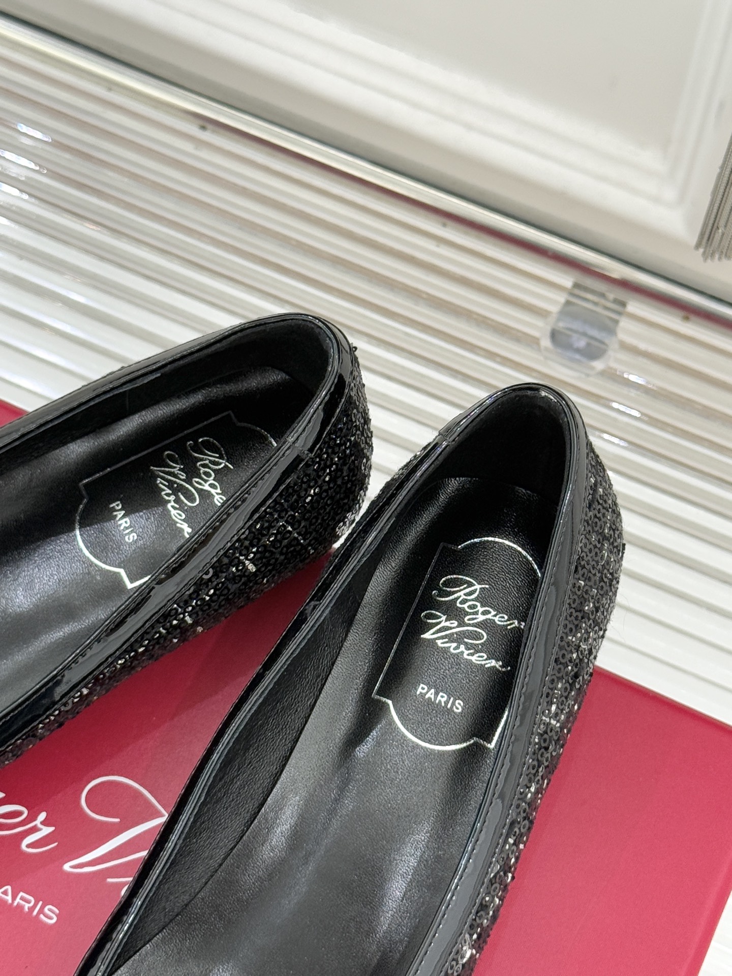 Roger Vivier｜RV经典水钻大方扣粗跟单鞋经典水钻方扣设计自带高光滤镜✨ 方头+粗跟 优雅又好