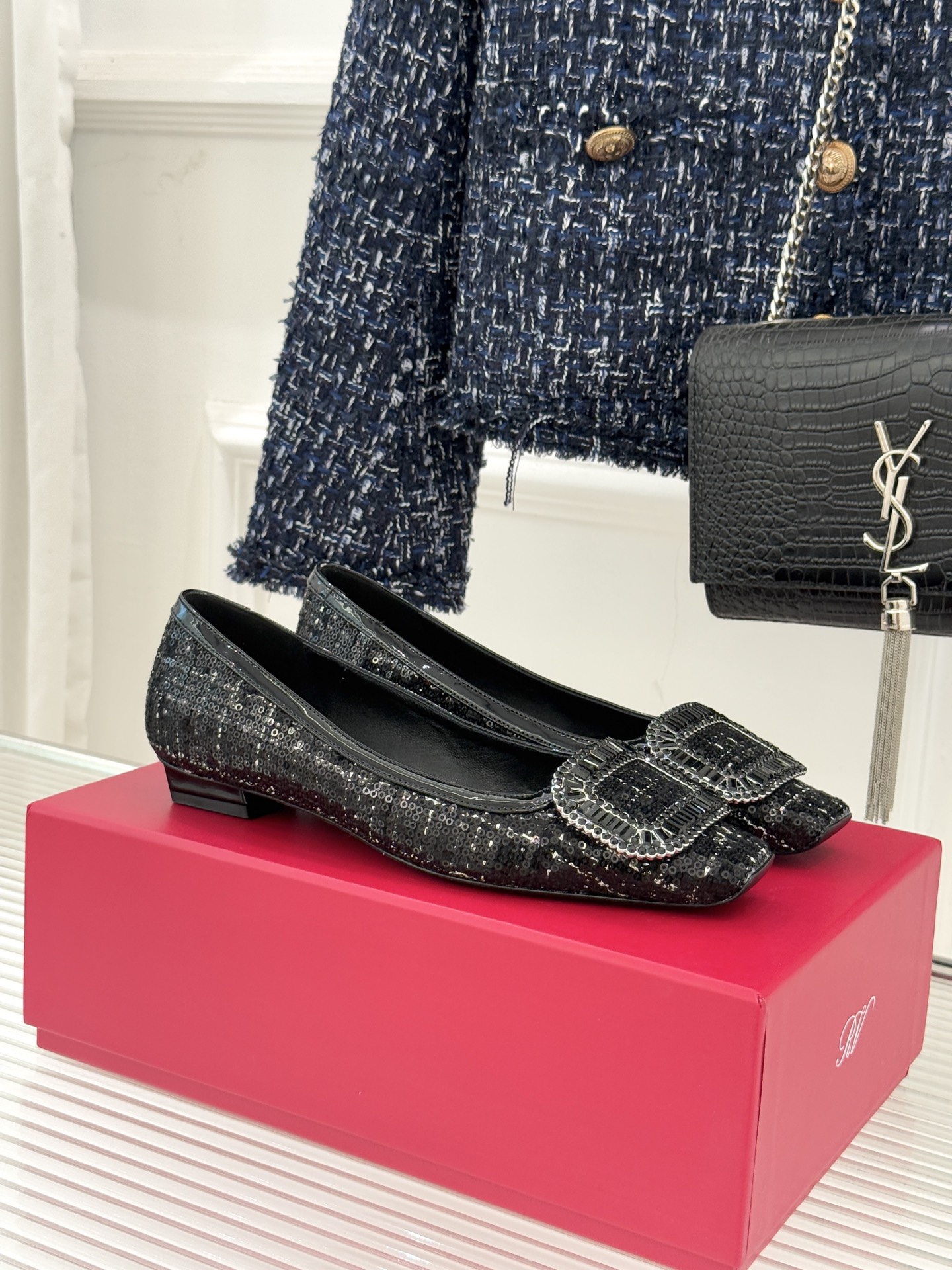 NO:613500,Roger Vivier｜RV Classic rhinestone square buckle Thick-heeled shoes Classic rhinestone square buckle design comes with a high-light filter Square toe + thick heel Elegant and easy to walk The diamond buckle blingbling in the light Suitable for dating, commuting, and parties... Whoever wears this flower is the 'rich flower in the world' The fabric is made of original customized materials The inner foot pads are all mixed sheepskin The cowhide outsole imported from Italy  size35-39 (34/40/41 customized), single shoes, roger vivor, cowhide, sheepskin19860909Roger Vivier｜RV经典水钻大方扣 粗跟单鞋 经典水钻方扣设计自带高光滤镜 方头+粗跟 优雅又好走 钻扣在光下blingbling 约会、通勤、聚会都适合… 谁穿谁是“人间富贵花”本花 面料采用原版定制材质 内里垫脚均为混种羊皮 意大利进口牛皮大底 size35-39（34/40/41定制）,单鞋,roger vivier,cowhide,sheepskin,Women's Shoes