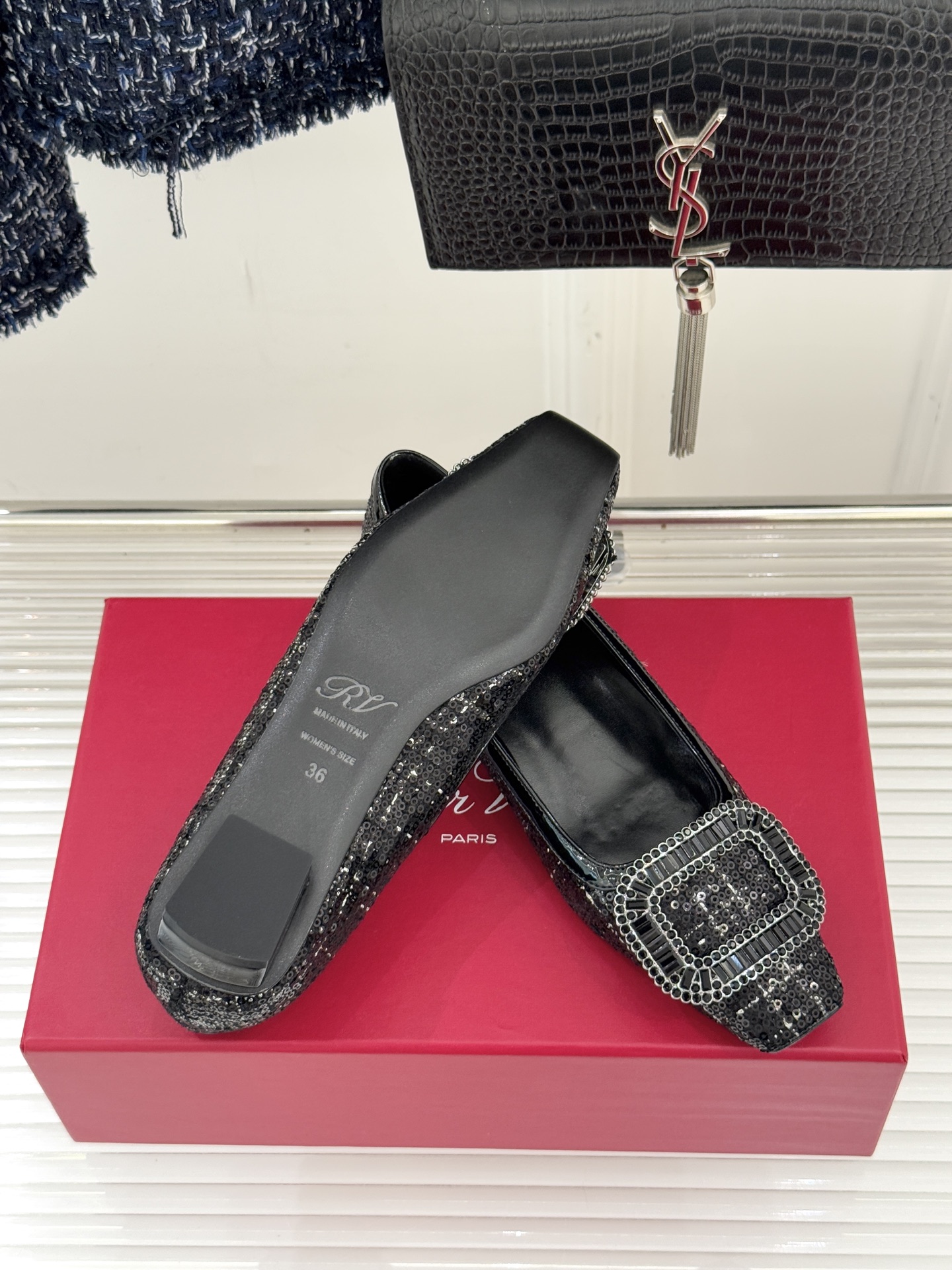 Roger Vivier｜RV经典水钻大方扣粗跟单鞋经典水钻方扣设计自带高光滤镜✨ 方头+粗跟 优雅又好