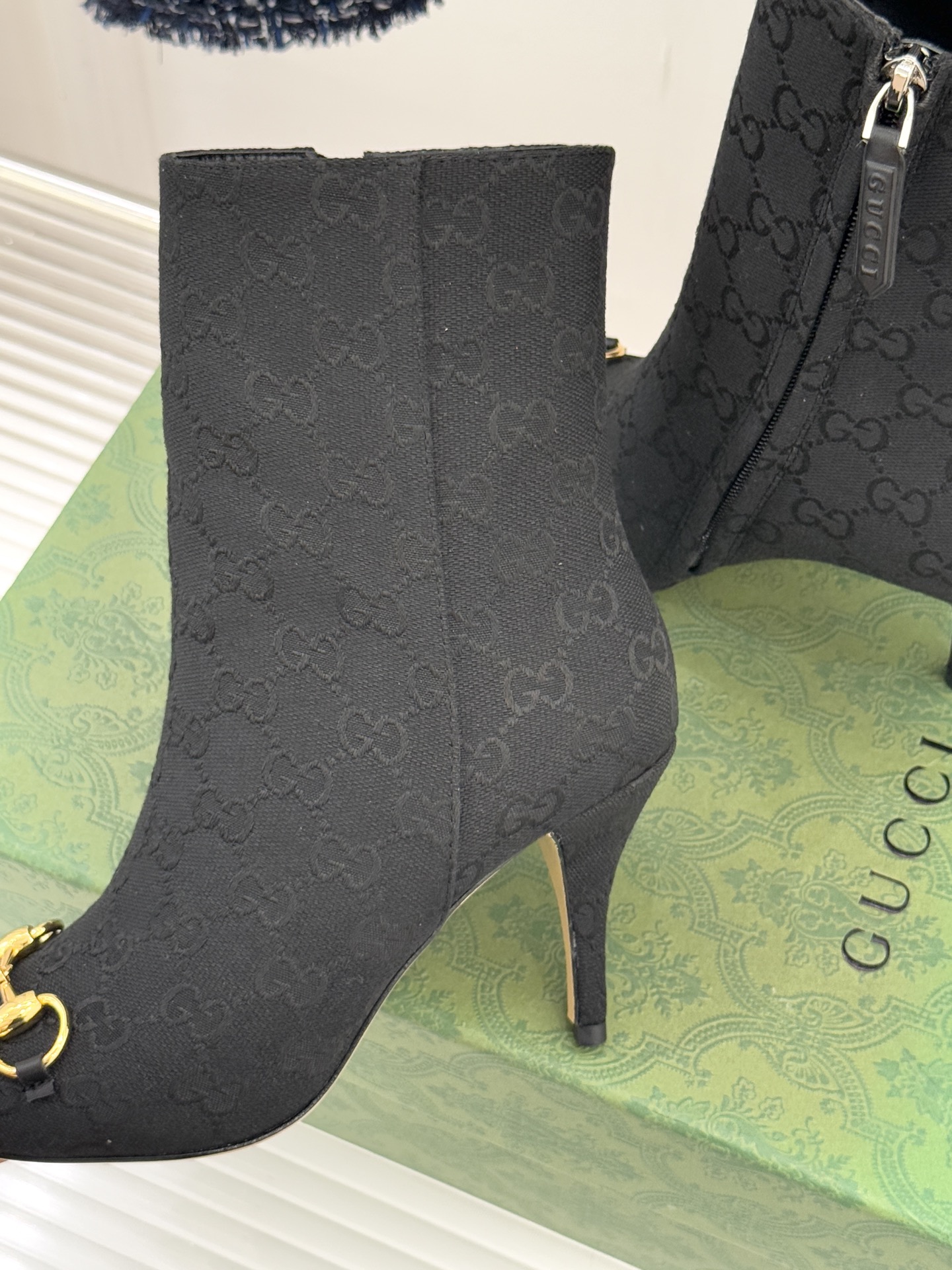 Gucci/古驰25WF新品马衔扣尖头侧拉链高跟短靴它以标志性的马衔扣为点睛之笔彰显着品牌深厚的马术传承