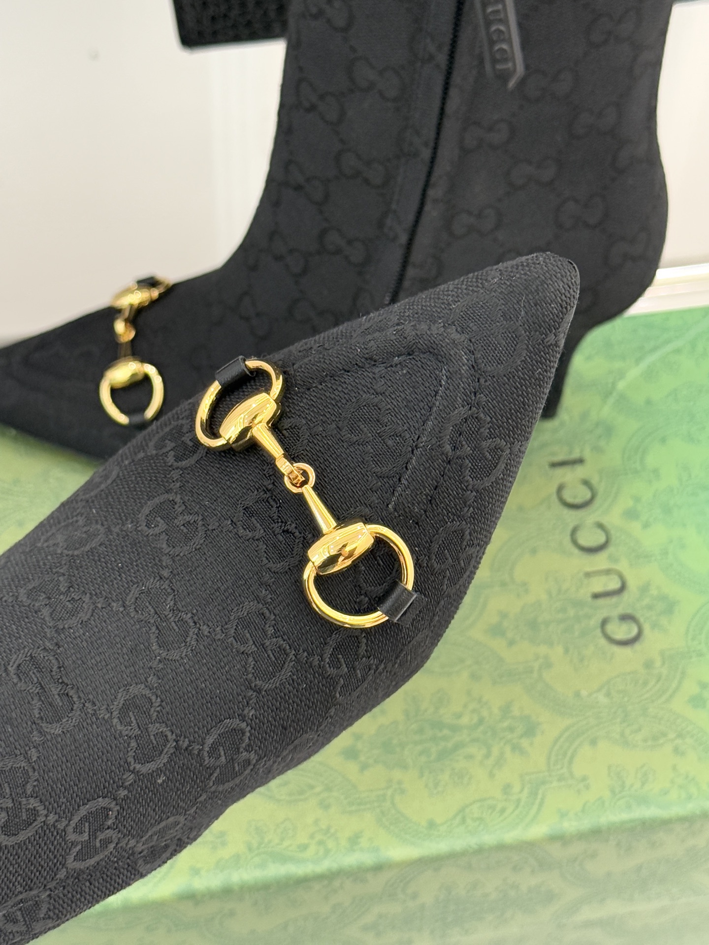 Gucci/古驰25WF新品马衔扣尖头侧拉链高跟短靴它以标志性的马衔扣为点睛之笔彰显着品牌深厚的马术传承