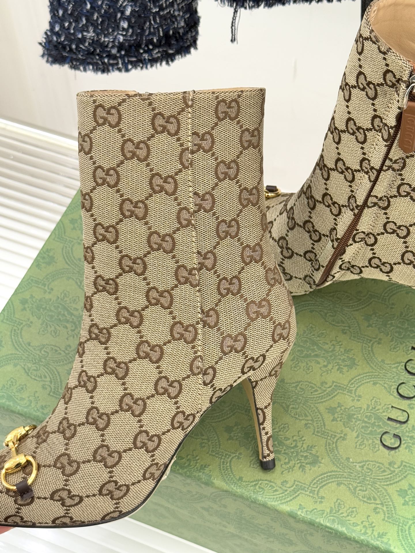 Gucci/古驰25WF新品马衔扣尖头侧拉链高跟短靴它以标志性的马衔扣为点睛之笔彰显着品牌深厚的马术传承