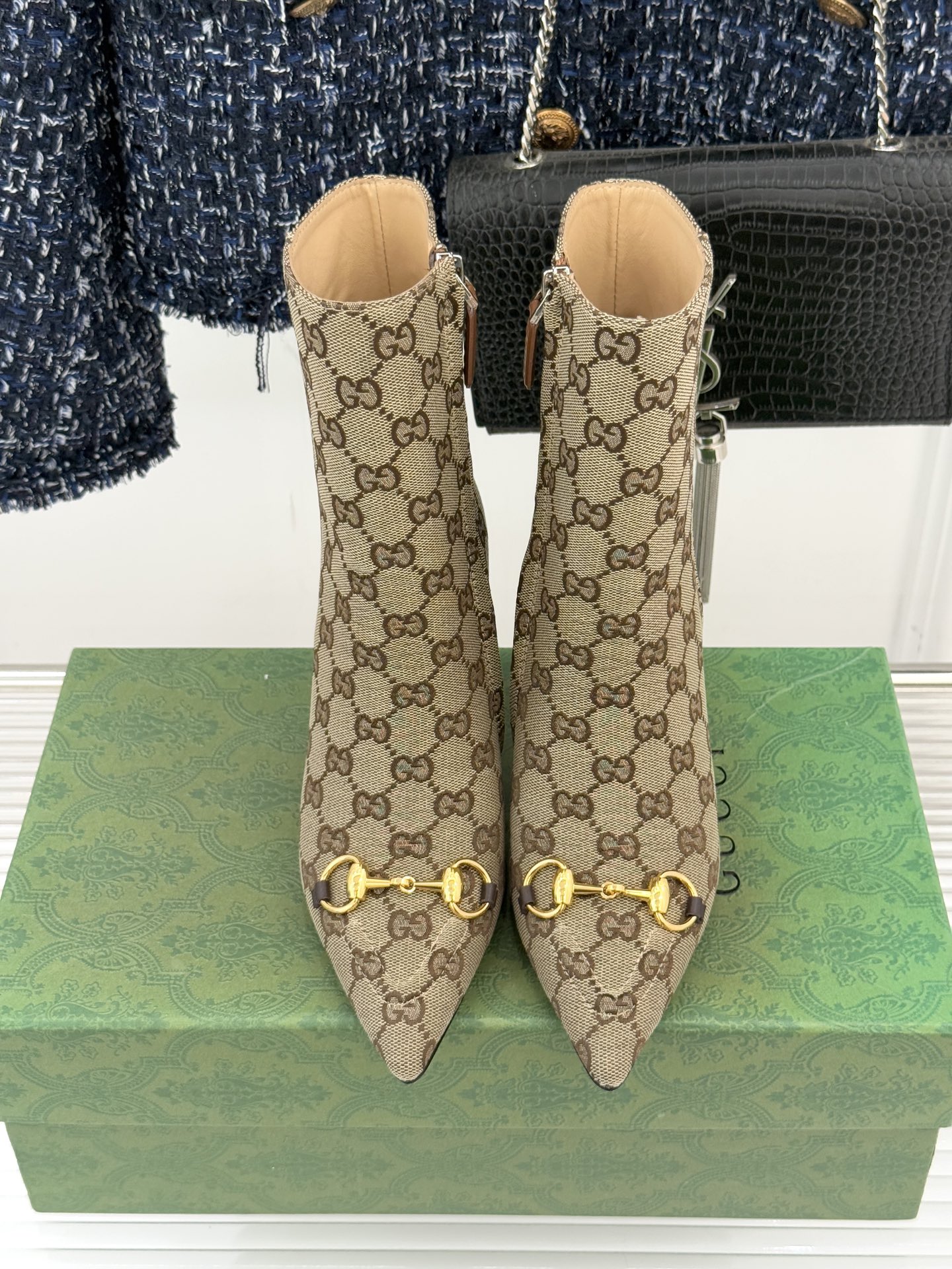 Gucci/古驰25WF新品马衔扣尖头侧拉链高跟短靴它以标志性的马衔扣为点睛之笔彰显着品牌深厚的马术传承