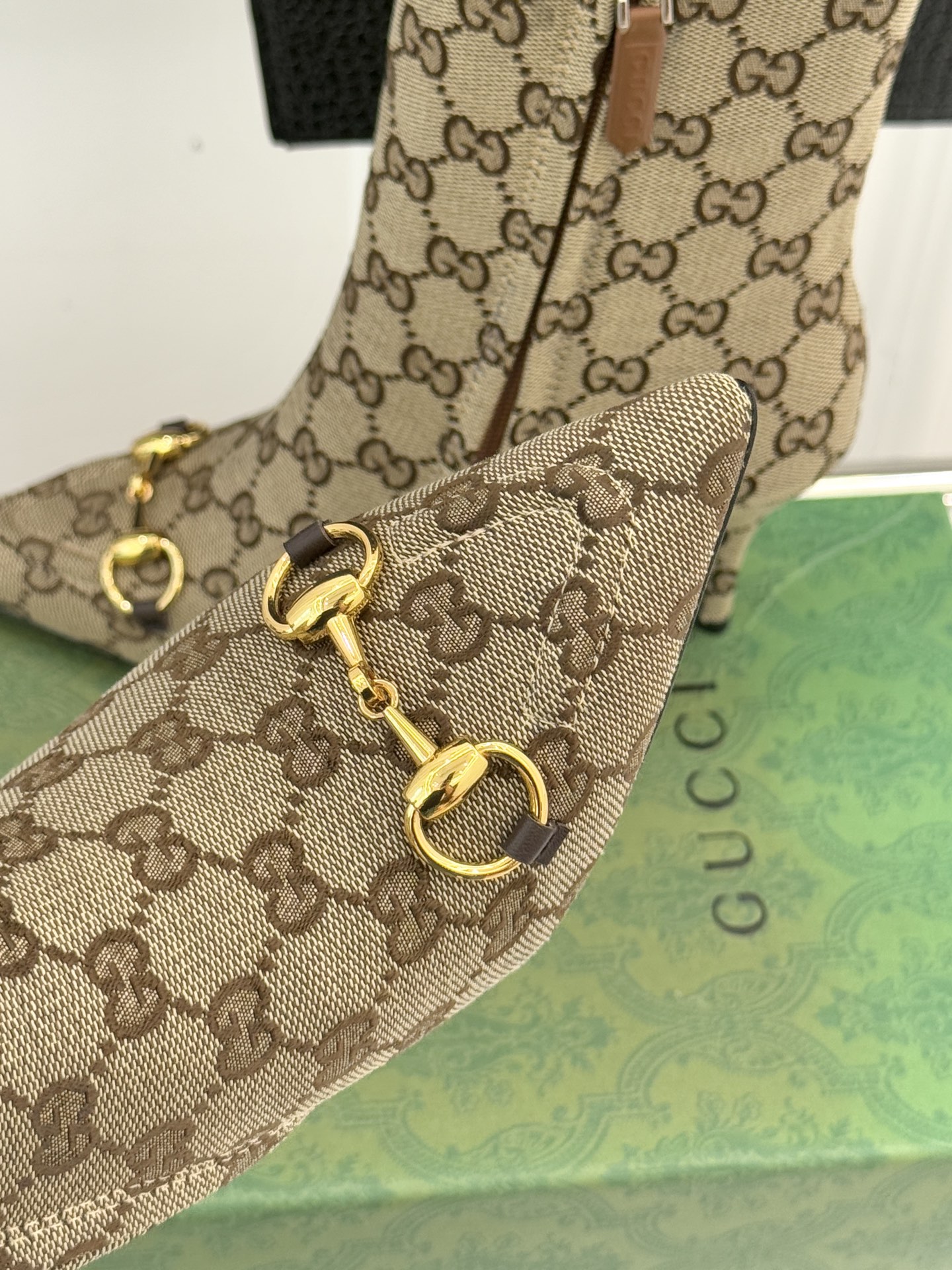 Gucci/古驰25WF新品马衔扣尖头侧拉链高跟短靴它以标志性的马衔扣为点睛之笔彰显着品牌深厚的马术传承