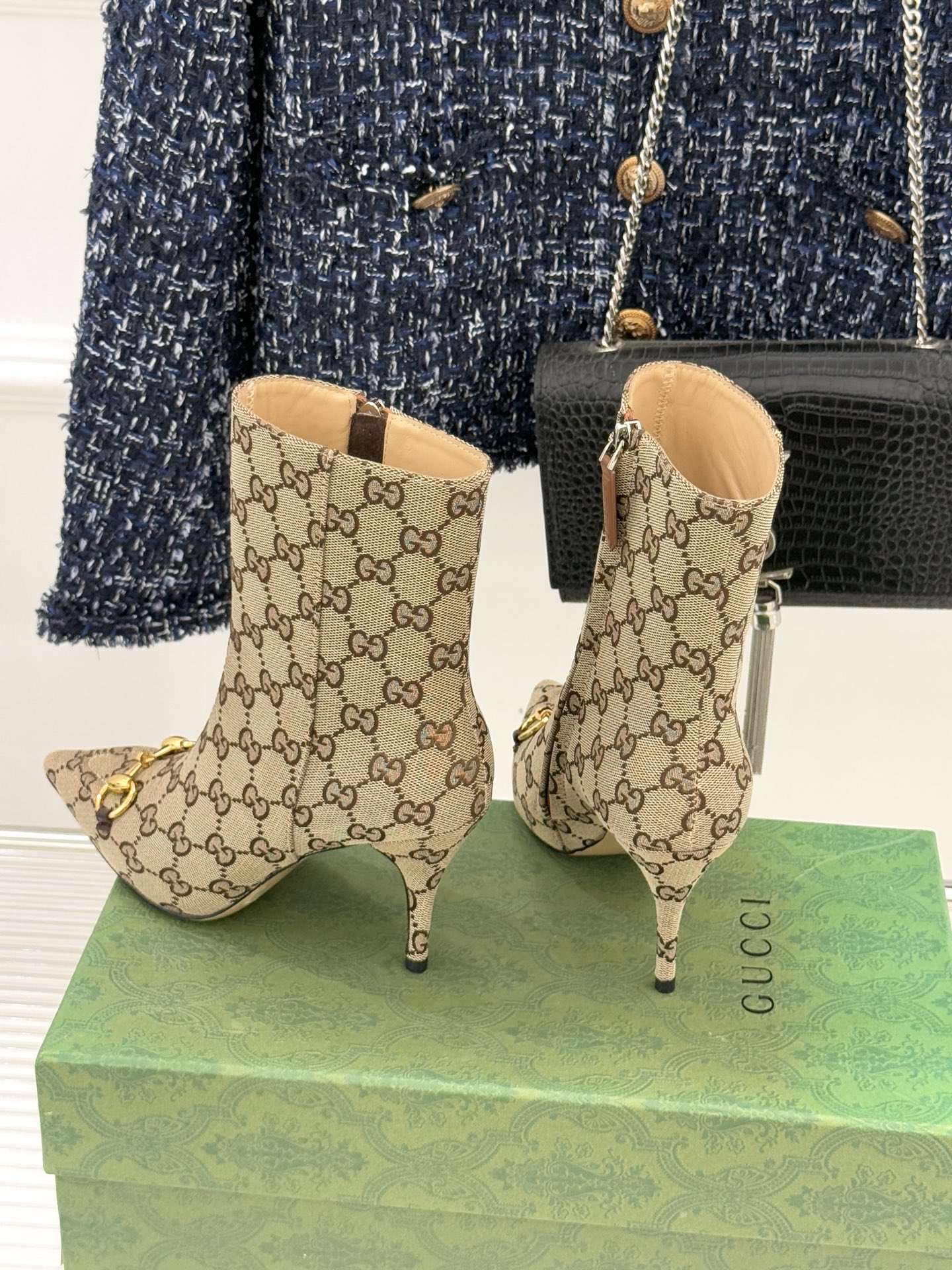 Gucci/古驰25WF新品马衔扣尖头侧拉链高跟短靴它以标志性的马衔扣为点睛之笔彰显着品牌深厚的马术传承