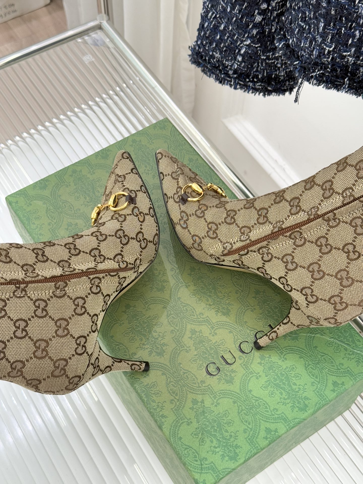 Gucci/古驰25WF新品马衔扣尖头侧拉链高跟短靴它以标志性的马衔扣为点睛之笔彰显着品牌深厚的马术传承