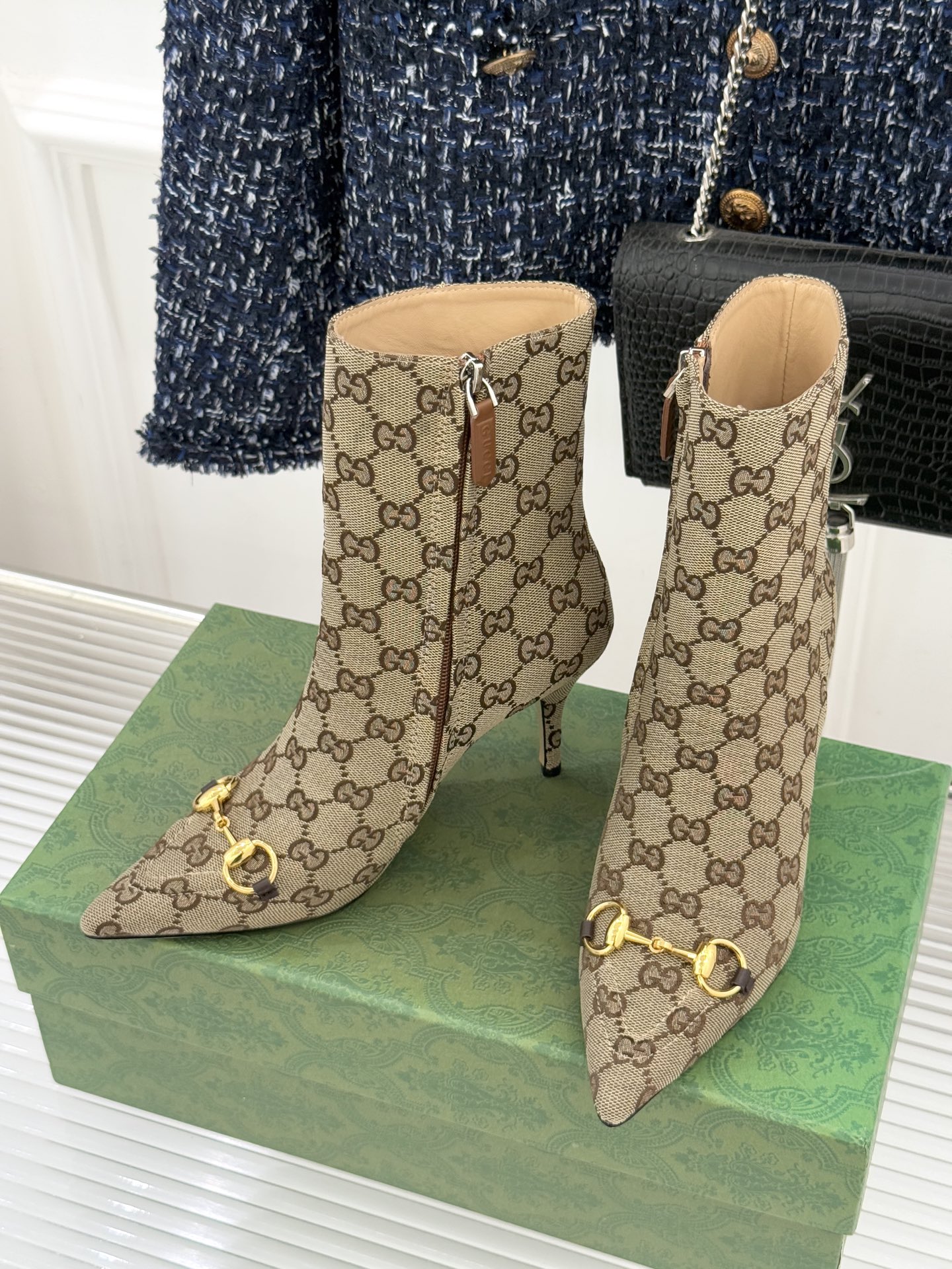 Gucci/古驰25WF新品马衔扣尖头侧拉链高跟短靴它以标志性的马衔扣为点睛之笔彰显着品牌深厚的马术传承