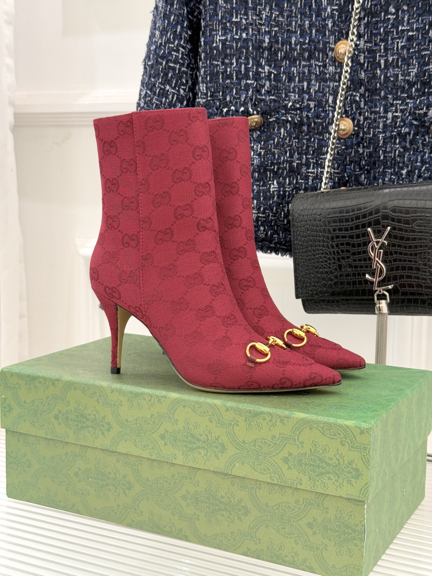 NO:613488,Gucci/Gucci 25WF new horsebit pointed toe side zipper high-heeled short boots. It uses the iconic horsebit as the finishing touch, highlighting the brand's profound equestrian heritage and luxury heritage. This sandal is made of high-quality materials, with high quality and exquisite details. The pointed toe design cleverly lengthens the leg line and is matched with the right heel height, which not only adds elegance but also ensures walking comfort. The empty back style reveals the slender ankle.  It exudes charming sexy charm. Whether paired with a simple dress for formal occasions or combined with jeans and shirts to create a casual and fashionable look, it is an indispensable fashion item in your shoe cabinet. The fabric is made of original customized materials. The inner pads are all sheepskin. Italian imported genuine leather outsole size35-39 (customized 40/41/42), boots, gucci, gucci, sandals, boots, skirts, jeans, shirts, sheepskin, Leather soles19860909Gucci/古驰25WF新品马衔扣尖头 侧拉链高跟短靴 它以标志性的马衔扣为点睛之笔 彰显着品牌深厚的马术传承与奢华底蕴. 这款凉鞋采用优质材质制造 质感上乘 细节之处尽显匠心. 尖头设计巧妙拉长腿部线条 搭配恰到好处的跟高 既增添了优雅气质 又保证了行走的舒适度. 后空的款式则露出纤细的脚踝 散发着迷人的性感魅力. 无论是搭配简约的连衣裙出席正式场合 还是与牛仔裤、衬衫组合打造休闲时尚造型 是你鞋柜中不可或缺的时尚单品. 面料采用原版定制材质 内里垫脚均为羊皮 意大利进口真皮大底 size35-39（40/41/42定制）,靴子,gucci,gucci,sandals,boots,skirts,jeans,shirts,sheepskin,Leather soles,Women's Shoes