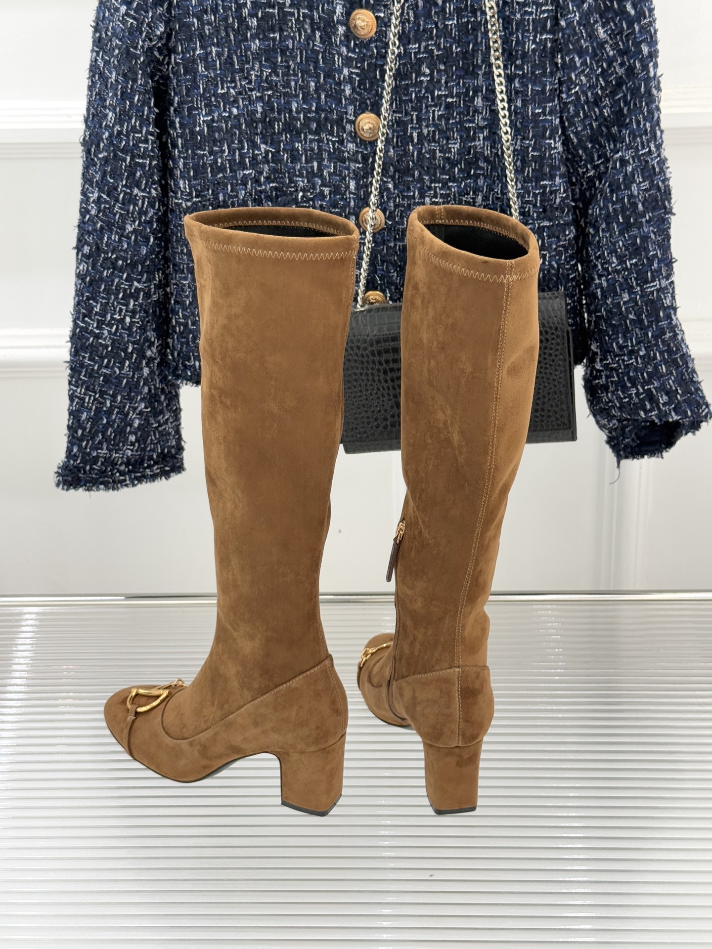 Gucci/古驰25WF新品马衔扣粗跟弹力靴长靴以标志性美学重塑冬日踝间格调。浅金色调马衔扣缀于靴面复刻