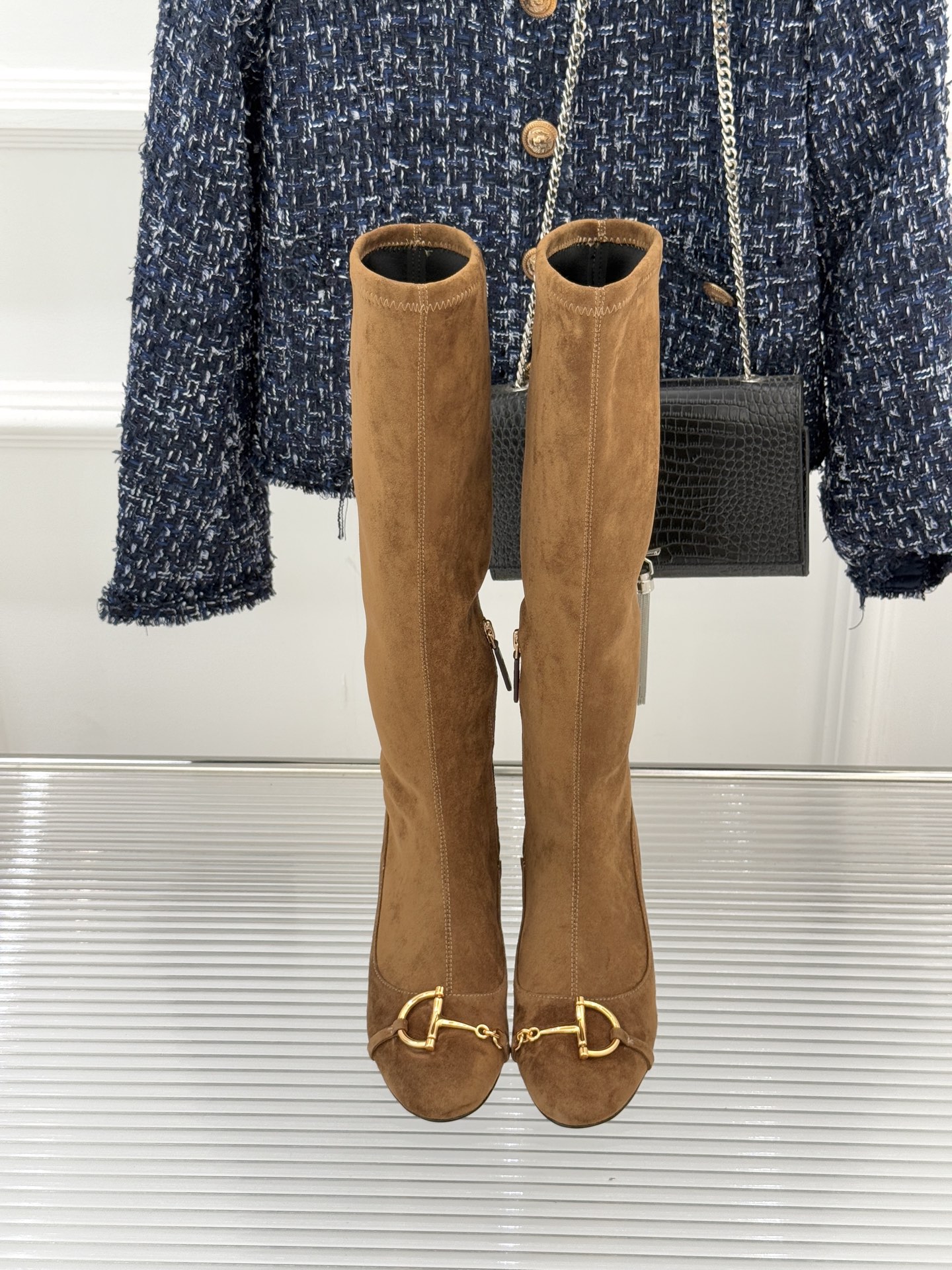 Gucci/古驰25WF新品马衔扣粗跟弹力靴长靴以标志性美学重塑冬日踝间格调。浅金色调马衔扣缀于靴面复刻