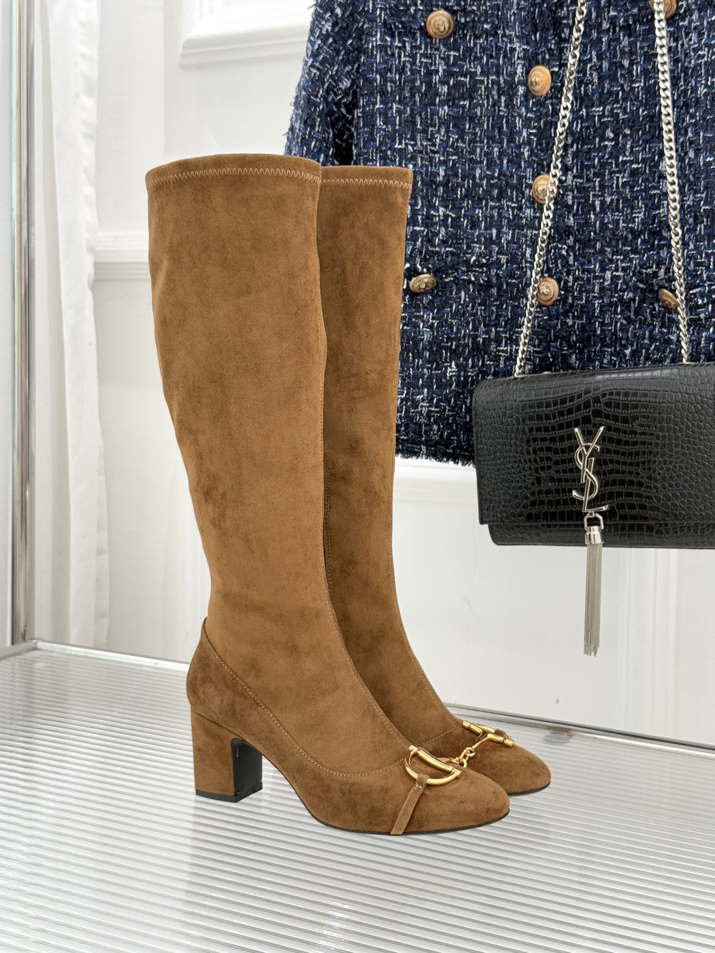 Gucci/古驰25WF新品马衔扣粗跟弹力靴长靴以标志性美学重塑冬日踝间格调。浅金色调马衔扣缀于靴面复刻