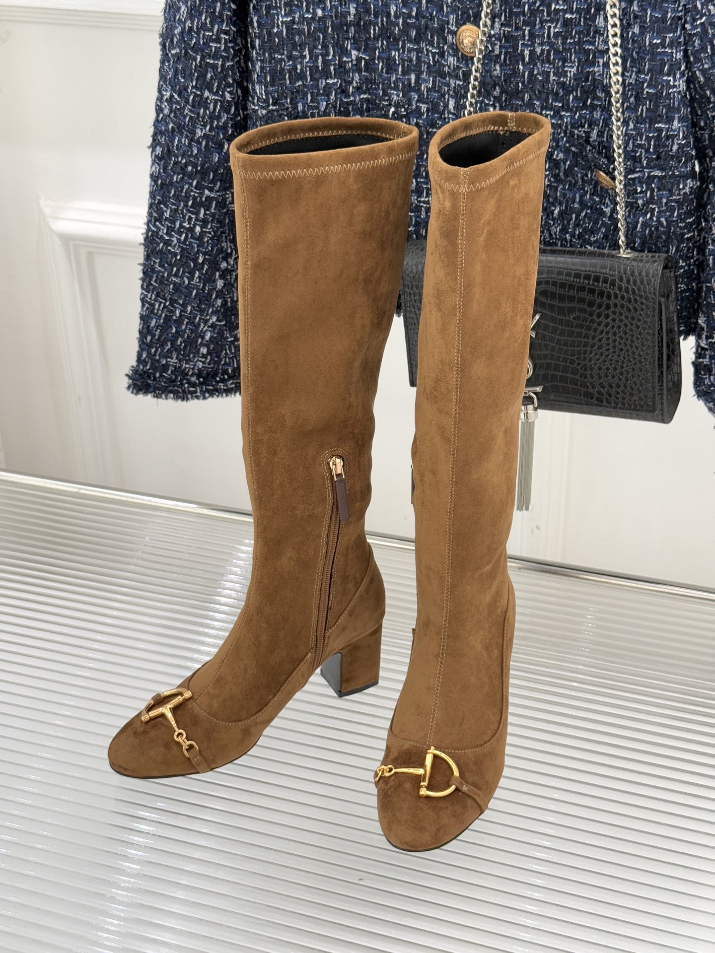 Gucci/古驰25WF新品马衔扣粗跟弹力靴长靴以标志性美学重塑冬日踝间格调。浅金色调马衔扣缀于靴面复刻