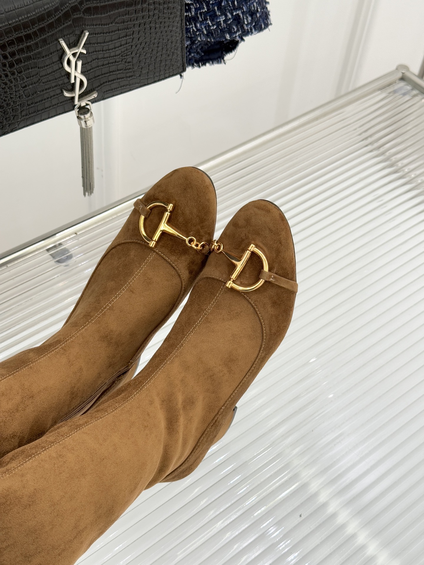 Gucci/古驰25WF新品马衔扣粗跟弹力靴长靴以标志性美学重塑冬日踝间格调。浅金色调马衔扣缀于靴面复刻