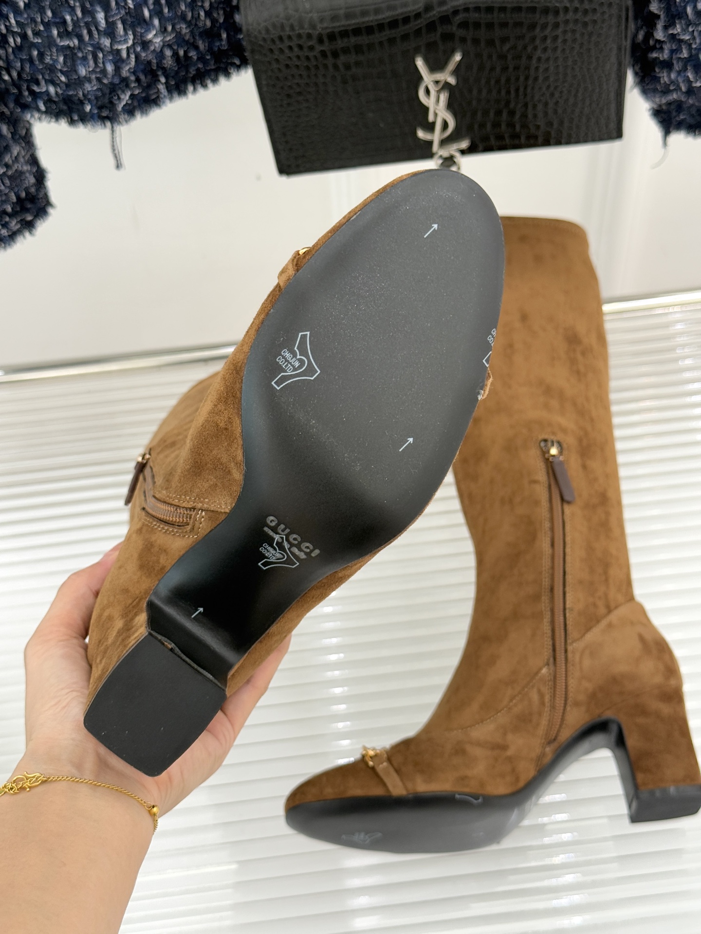 Gucci/古驰25WF新品马衔扣粗跟弹力靴长靴以标志性美学重塑冬日踝间格调。浅金色调马衔扣缀于靴面复刻