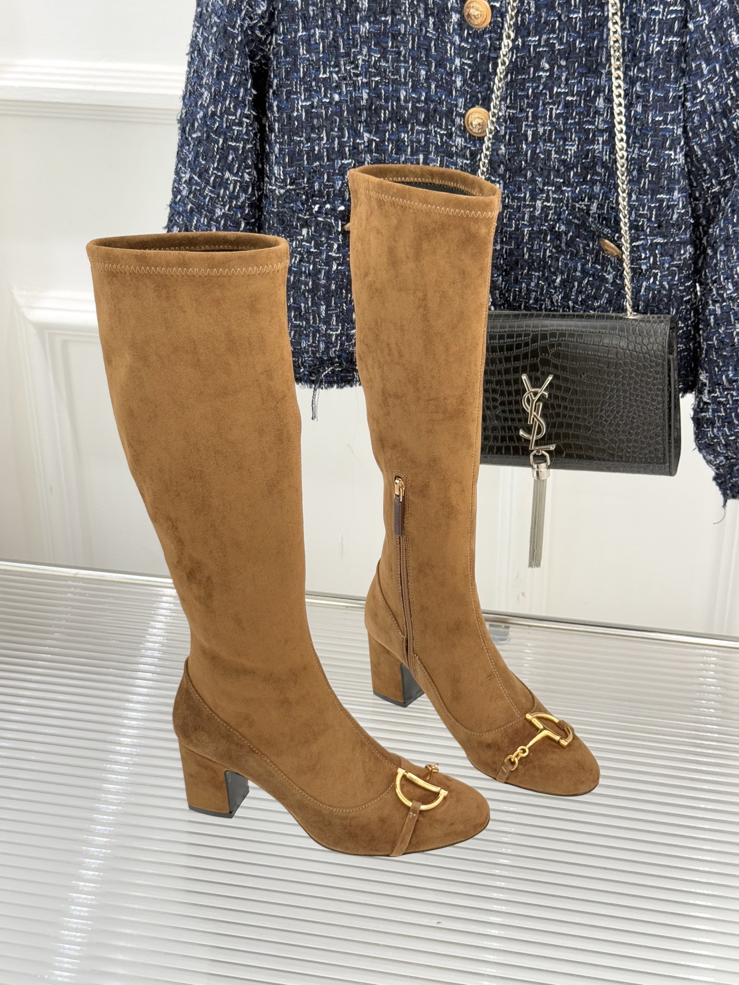 Gucci/古驰25WF新品马衔扣粗跟弹力靴长靴以标志性美学重塑冬日踝间格调。浅金色调马衔扣缀于靴面复刻