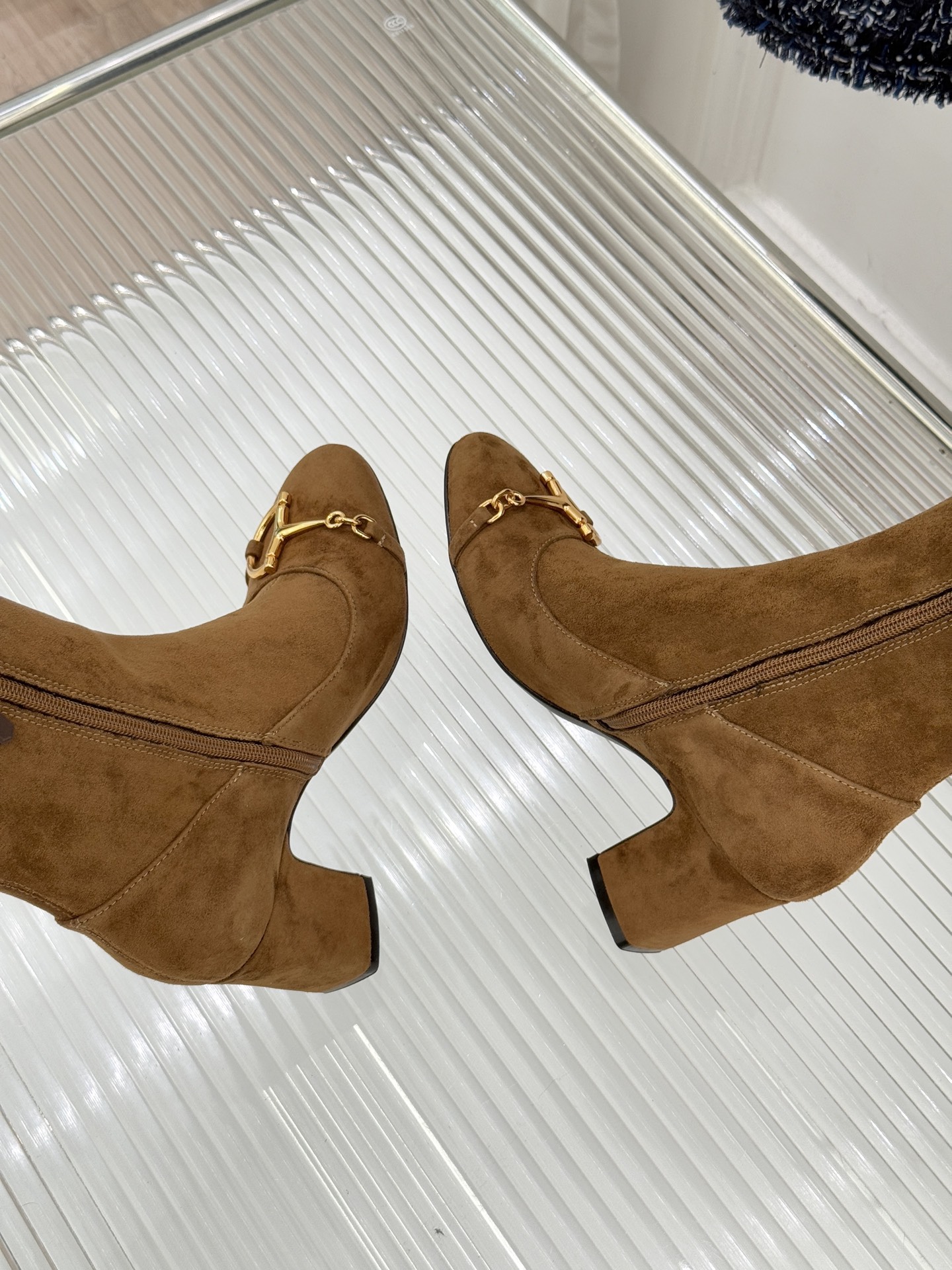 Gucci/古驰25WF新品马衔扣粗跟弹力靴长靴以标志性美学重塑冬日踝间格调。浅金色调马衔扣缀于靴面复刻