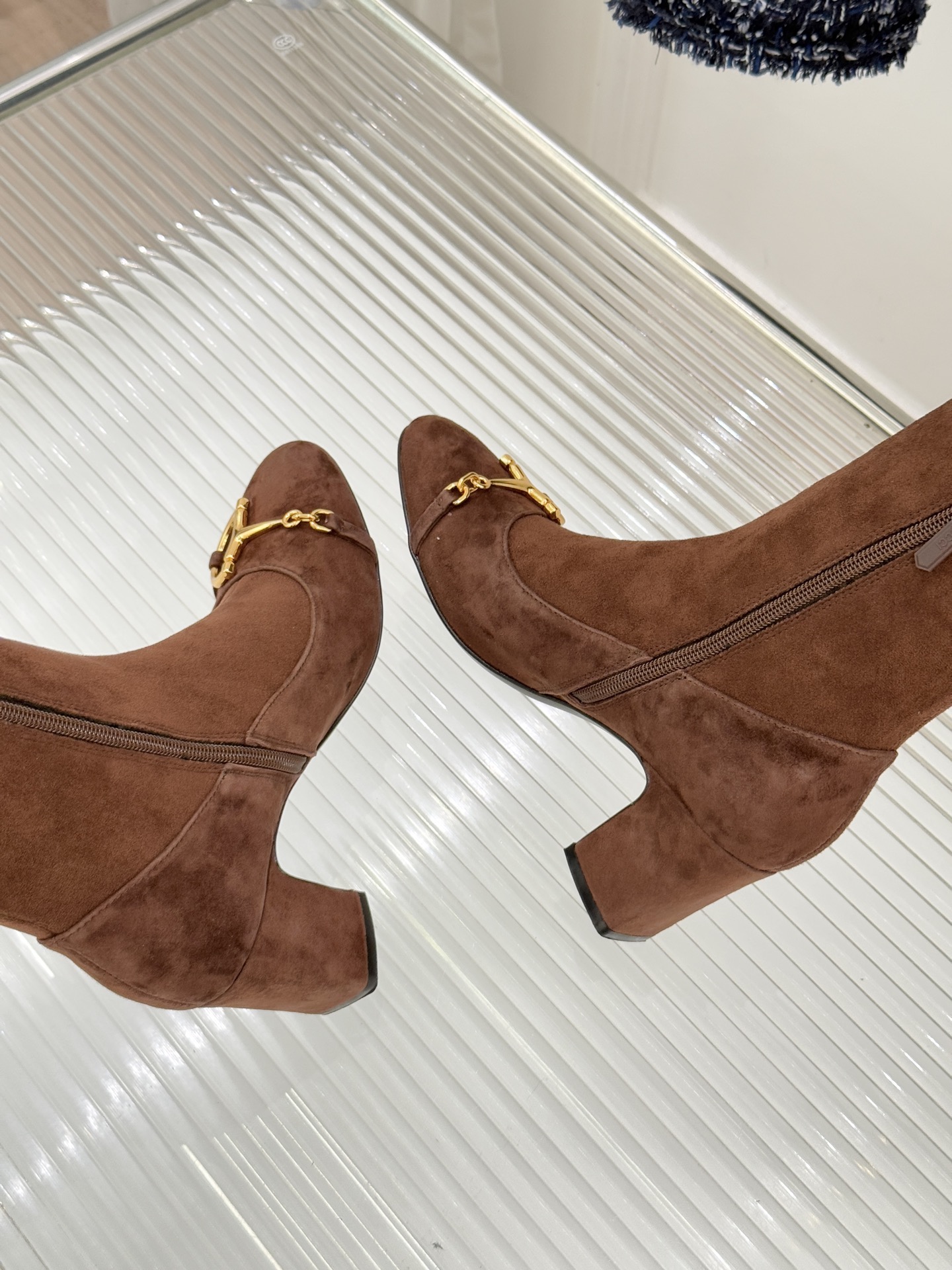 Gucci/古驰25WF新品马衔扣粗跟弹力靴长靴以标志性美学重塑冬日踝间格调。浅金色调马衔扣缀于靴面复刻