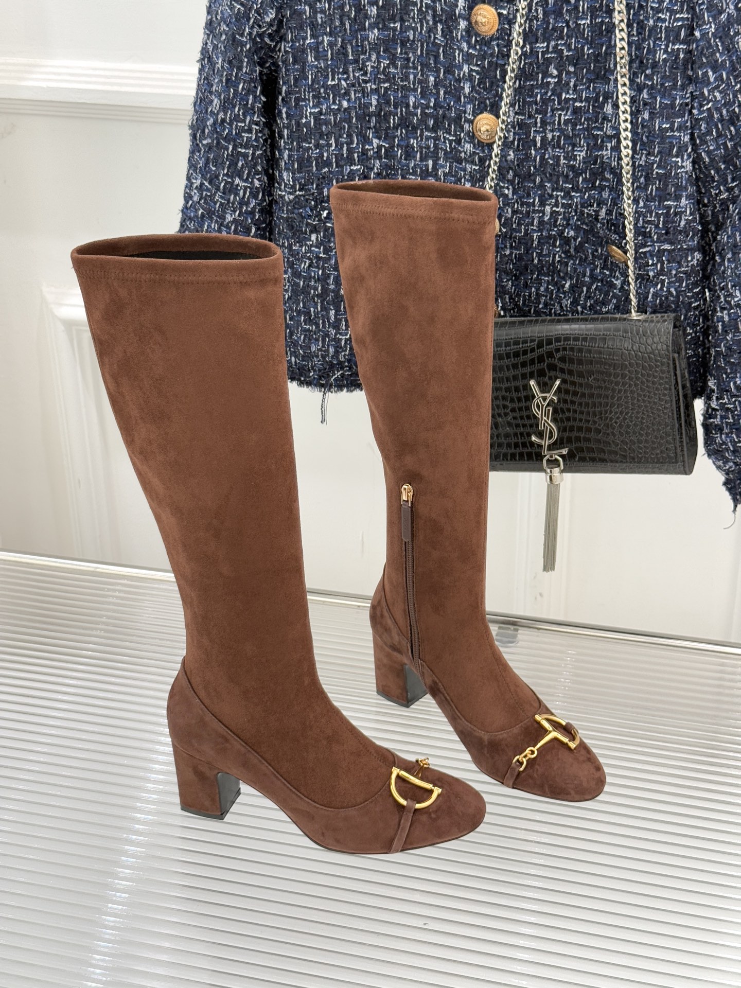 Gucci/古驰25WF新品马衔扣粗跟弹力靴长靴以标志性美学重塑冬日踝间格调。浅金色调马衔扣缀于靴面复刻