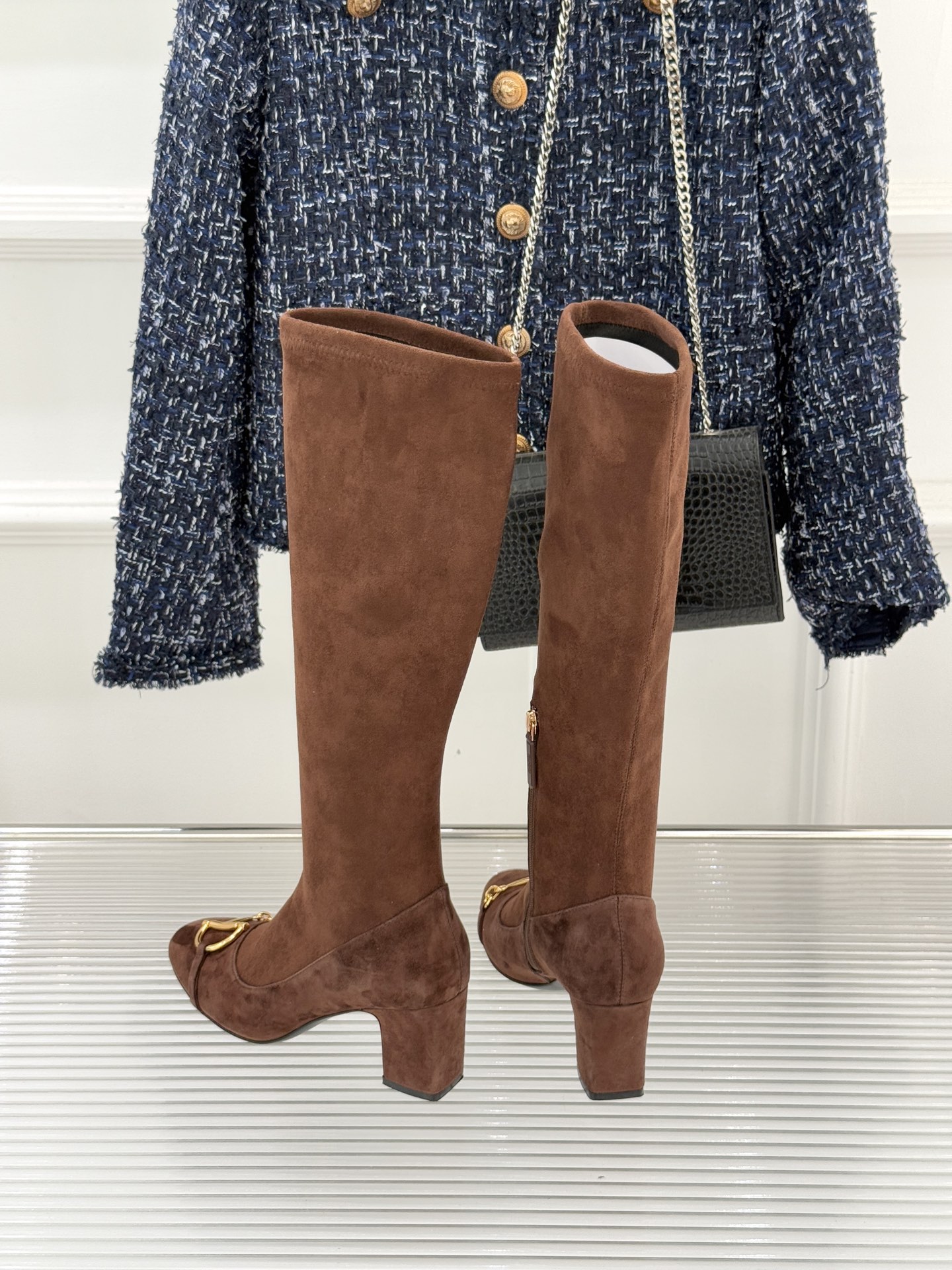 Gucci/古驰25WF新品马衔扣粗跟弹力靴长靴以标志性美学重塑冬日踝间格调。浅金色调马衔扣缀于靴面复刻