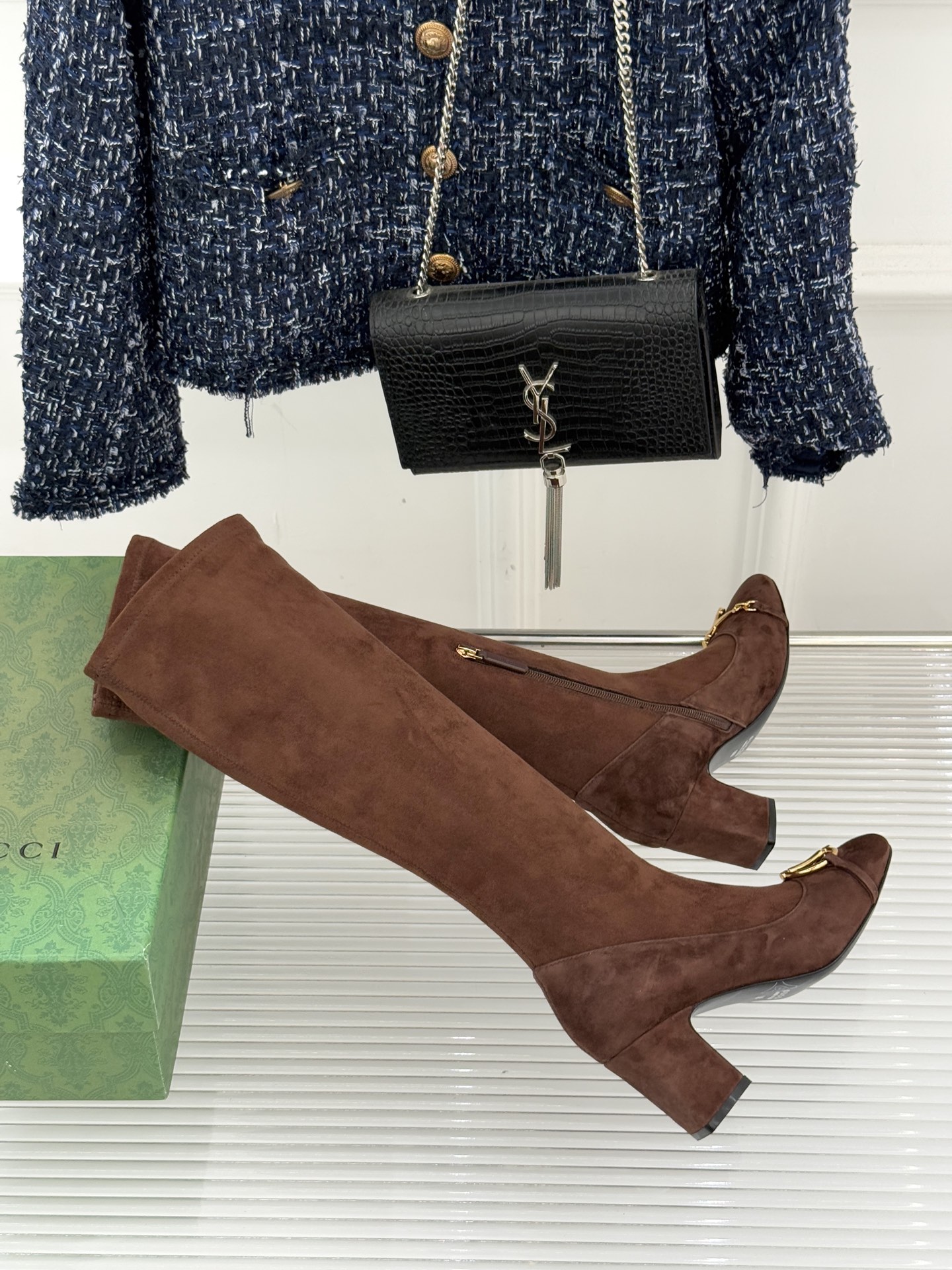 Gucci/古驰25WF新品马衔扣粗跟弹力靴长靴以标志性美学重塑冬日踝间格调。浅金色调马衔扣缀于靴面复刻