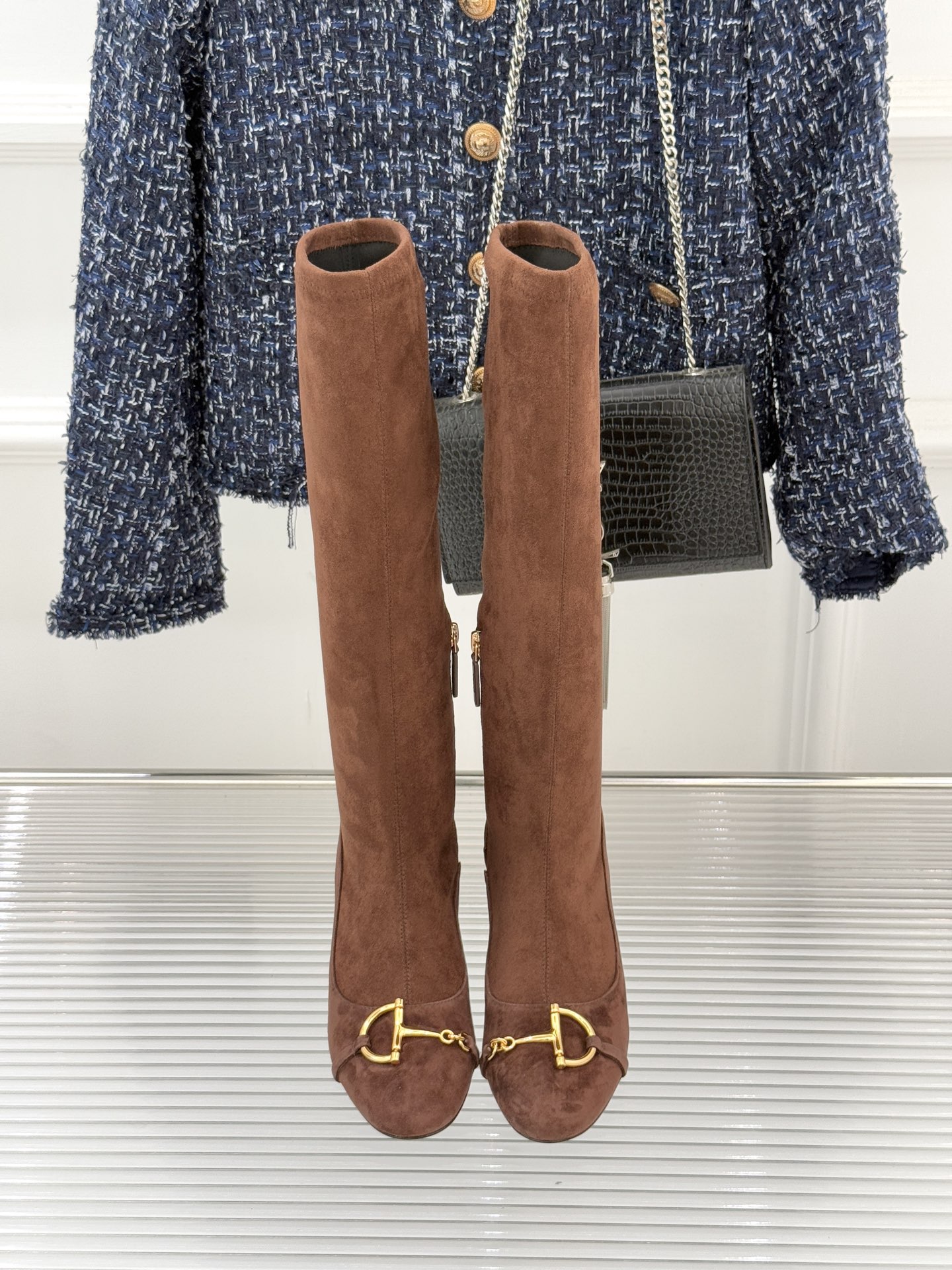 Gucci/古驰25WF新品马衔扣粗跟弹力靴长靴以标志性美学重塑冬日踝间格调。浅金色调马衔扣缀于靴面复刻