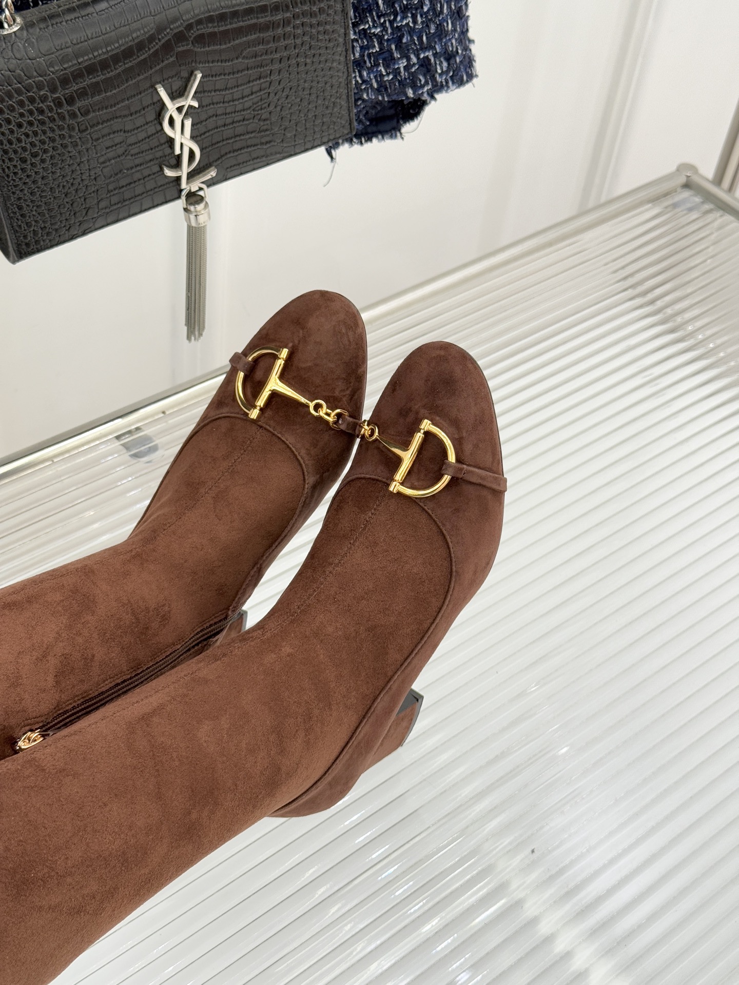 Gucci/古驰25WF新品马衔扣粗跟弹力靴长靴以标志性美学重塑冬日踝间格调。浅金色调马衔扣缀于靴面复刻