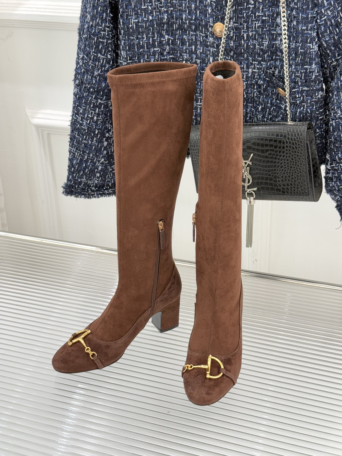 Gucci/古驰25WF新品马衔扣粗跟弹力靴长靴以标志性美学重塑冬日踝间格调。浅金色调马衔扣缀于靴面复刻