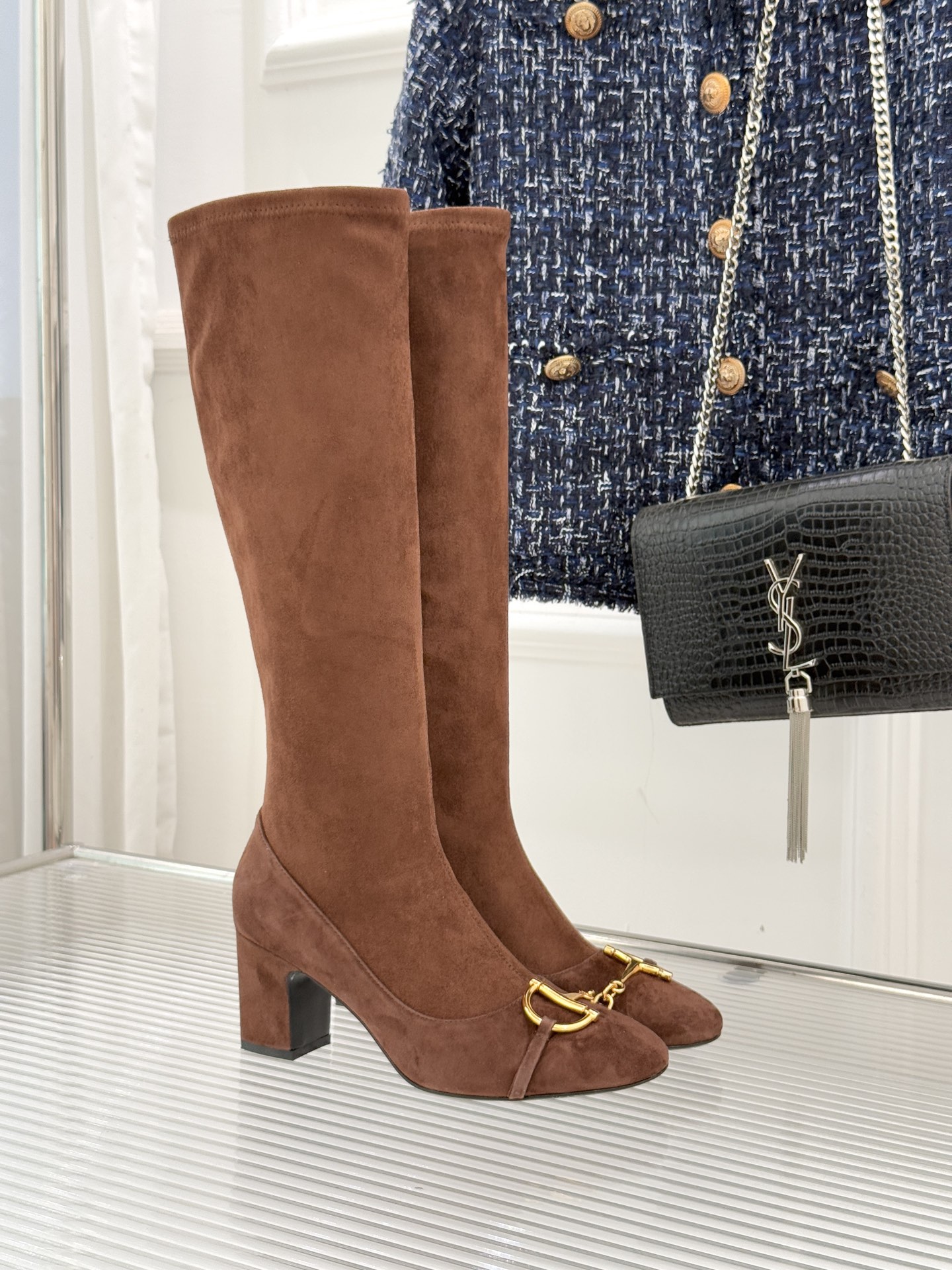 Gucci/古驰25WF新品马衔扣粗跟弹力靴长靴以标志性美学重塑冬日踝间格调。浅金色调马衔扣缀于靴面复刻