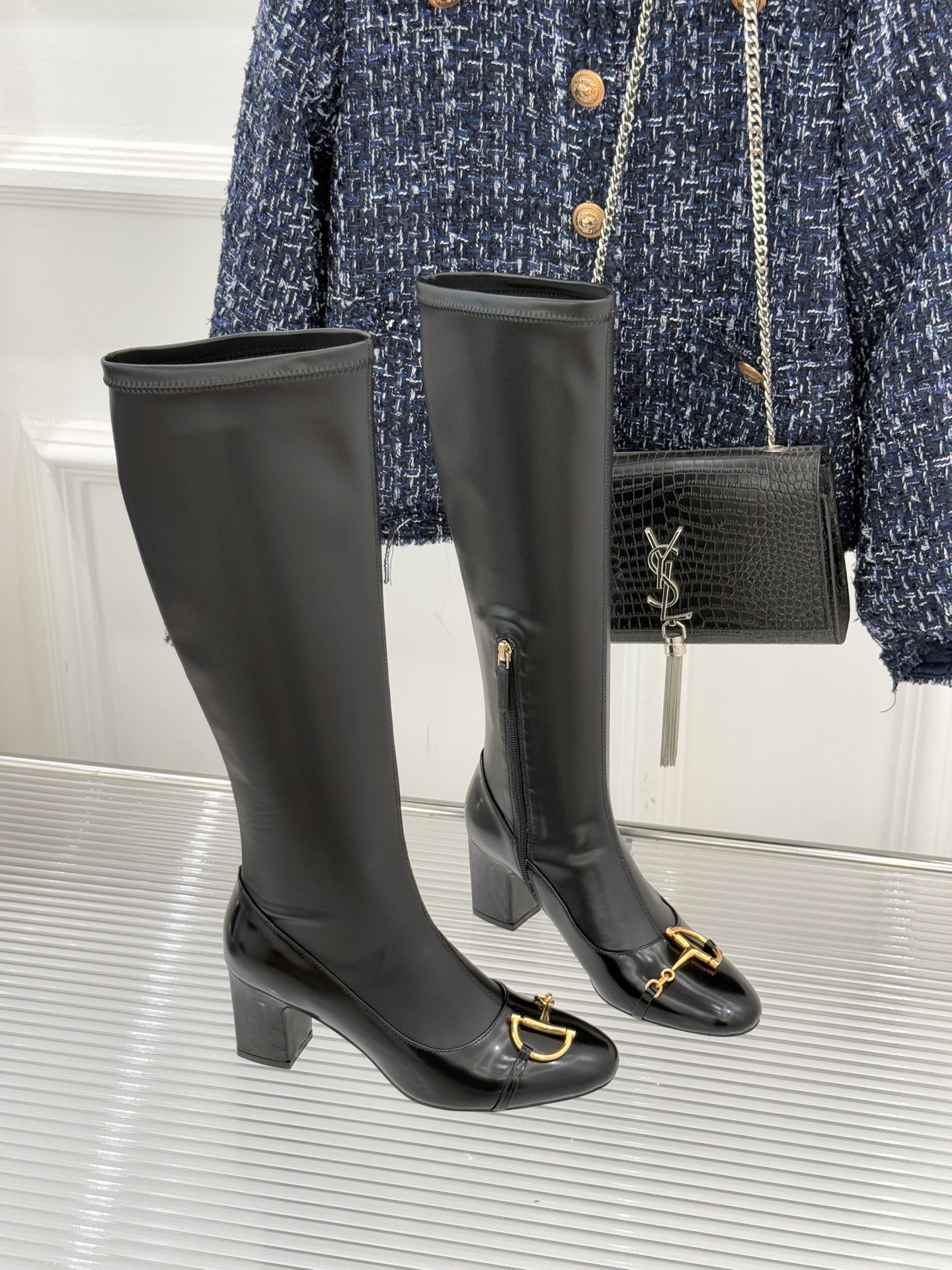 Gucci/古驰25WF新品马衔扣粗跟弹力靴长靴以标志性美学重塑冬日踝间格调。浅金色调马衔扣缀于靴面复刻