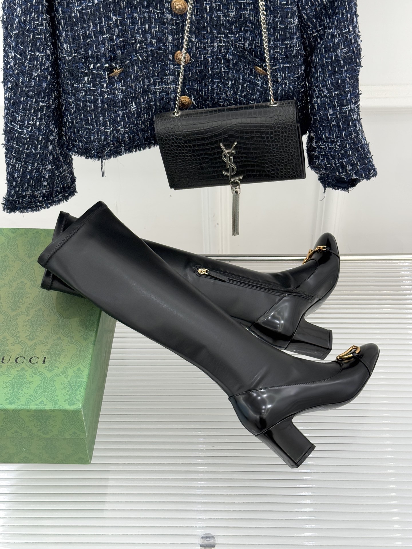 Gucci/古驰25WF新品马衔扣粗跟弹力靴长靴以标志性美学重塑冬日踝间格调。浅金色调马衔扣缀于靴面复刻