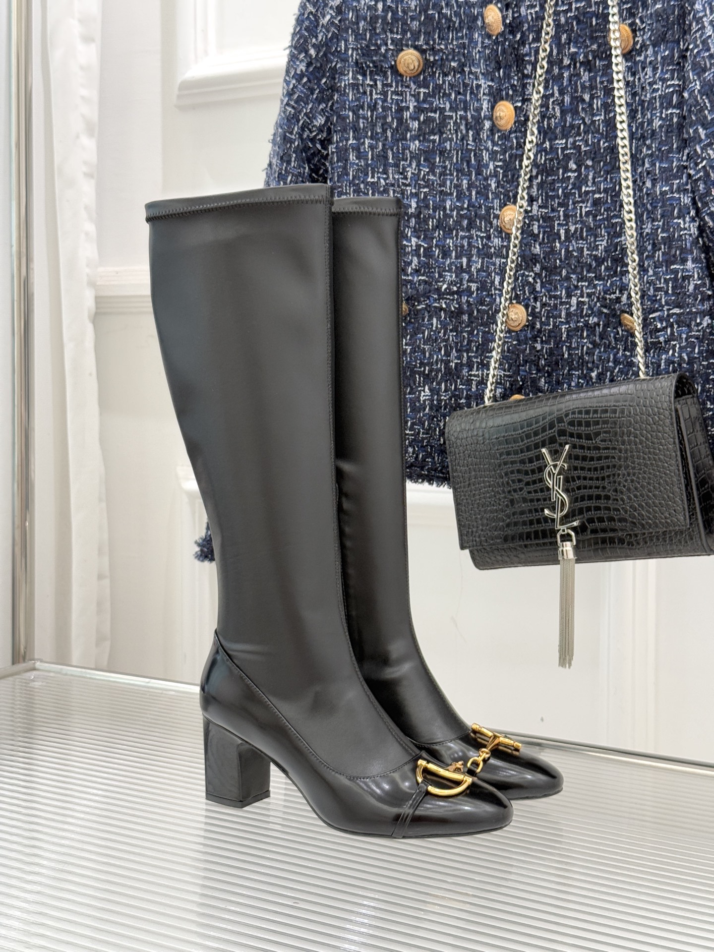 NO:613494,Gucci/Gucci 25WF new horsebit block heel stretch boots reshape the winter ankle style with iconic aesthetics. The light gold tone horsebit is embellished on the boot upper, replicating the brand's 70-year-old classic symbol. Every metal texture hides a code of luxury craftsmanship. The elastic fabric fits the ankle accurately, eliminating the sense of restraint, and naturally stretches with the gait when walking. The right block heel design takes into account the stability of the foot and the modification of the body shape.  Thick heels are a friendly choice for novice high-heeled shoes. With the delicate texture of leather soles, you can easily connect retro and modern styles from commuter suit trousers to weekend knitted skirts. The fabric is made of imported stretch fabrics. The inner toes are all sheepskin. Italian imported genuine leather outsole size 35-39 (customized 40/41/42), boots, gucci, gucci, boots, high heels, skirts, business suit, sheepskin, Leather soles19860909Gucci/古驰25WF新品马衔扣粗跟 弹力靴长靴 以标志性美学重塑冬日踝间格调. 浅金色调马衔扣缀于靴面 复刻品牌七十载经典符号 每一处金属肌理都藏着奢华的匠心密码. 弹力面料与脚踝精准贴合 消解束缚感 行走间随步态自然舒展 恰到好处的粗跟设计 兼顾稳当脚感与身形修饰 粗跟堪称高跟鞋新手的友好之选. 搭配皮革鞋底的细腻质感 从通勤西装裤到周末针织裙 都能轻松衔接复古与现代风格. 面料采用进口弹力面料 内里踮脚均为羊皮 意大利进口真皮大底 size35-39（40/41/42定制）,靴子,gucci,gucci,boots,high heels,skirts,business suit,sheepskin,Leather soles,Women's Shoes