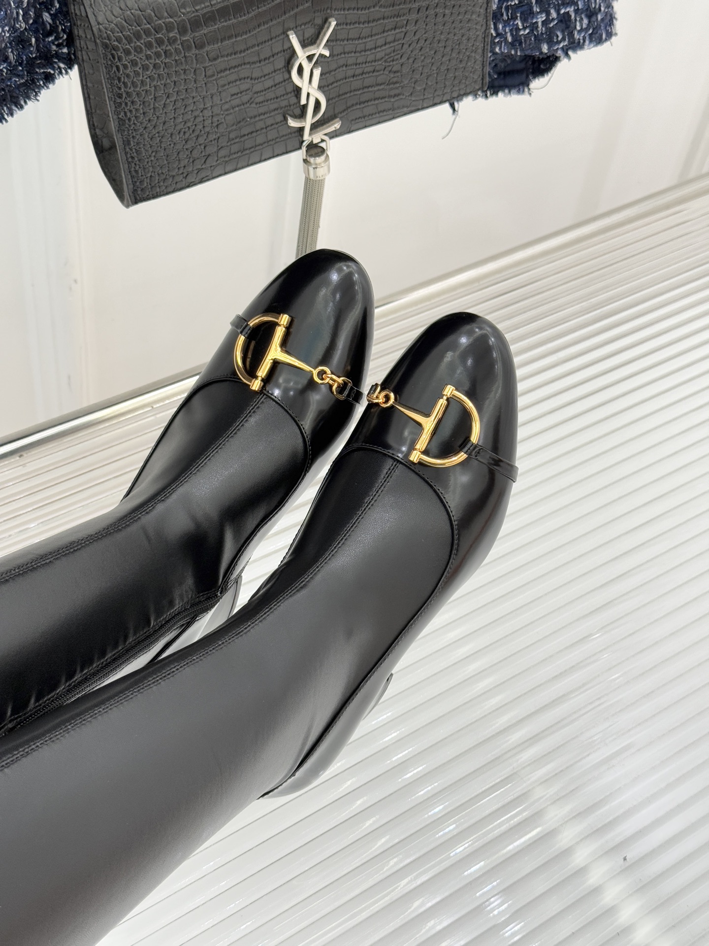 Gucci/古驰25WF新品马衔扣粗跟弹力靴长靴以标志性美学重塑冬日踝间格调。浅金色调马衔扣缀于靴面复刻