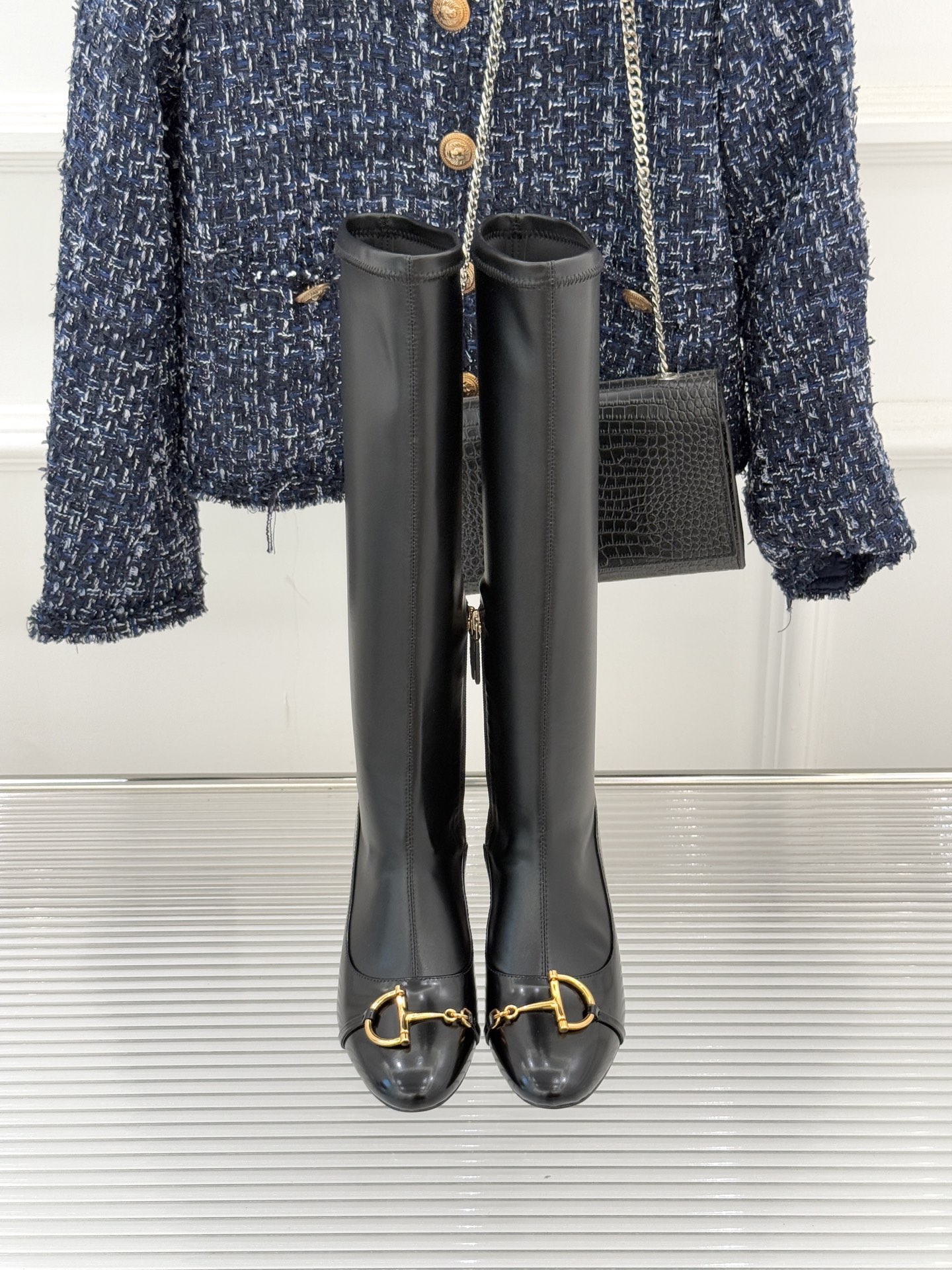 Gucci/古驰25WF新品马衔扣粗跟弹力靴长靴以标志性美学重塑冬日踝间格调。浅金色调马衔扣缀于靴面复刻