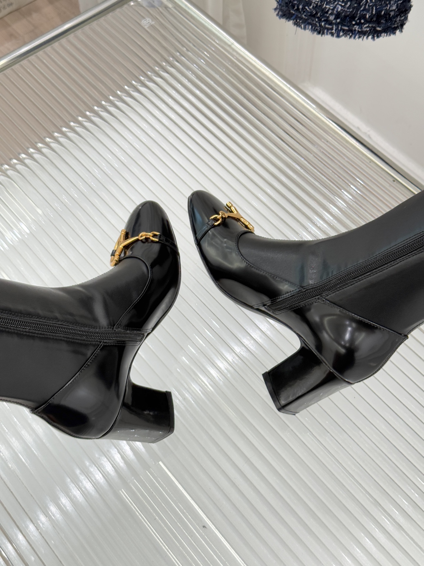 Gucci/古驰25WF新品马衔扣粗跟弹力靴长靴以标志性美学重塑冬日踝间格调。浅金色调马衔扣缀于靴面复刻